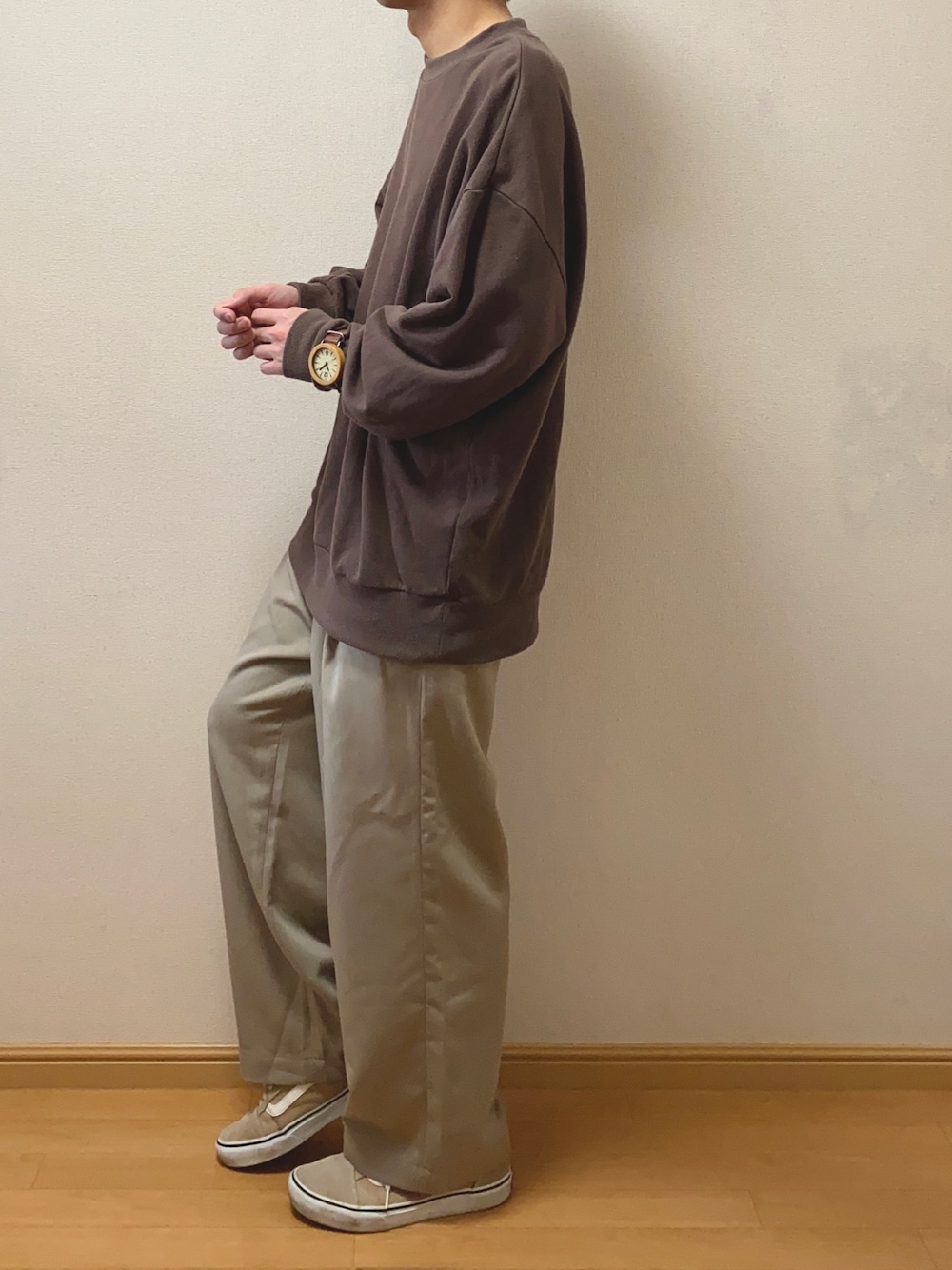 「春コーデ、ビッグシルエット、ゆるコーデ、ベージュ、ブラウン、スウェット、ワイドパンツ、スニーカー、時計、プチプラ」｜「MONO-MARTのTRストレッチ タックワイドスラックスパンツ 2021 SPRING（スラックス、ベージュ系）」を使った、Naoさん（メンズ・170cm）の春コーディネートの1枚目の写真