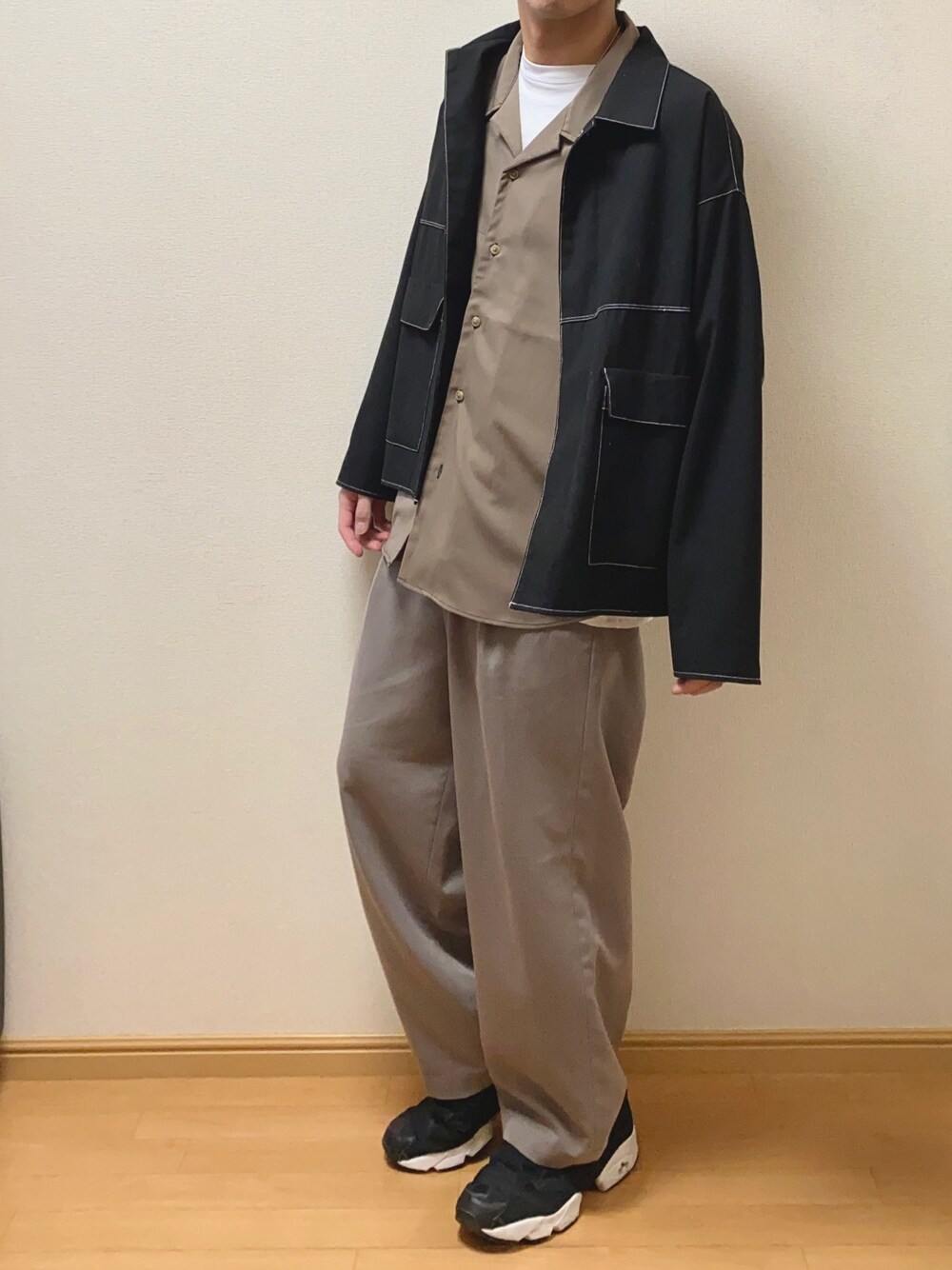 「春コーデ、シンプル、グレー、セットアップ、黒、ジャケット、シャツスタイル、オープンカラーシャツ、アウターONアウター、ワイドパンツ」｜「HAREのTRステッチGジャン(HARE)（ブルゾン、ブラック系）」を使った、Naoさん（メンズ・170cm）の春コーディネートの1枚目の写真