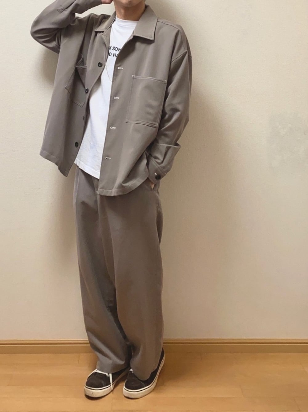 「春コーデ、シンプルコーデ、セットアップ、シャツスタイル、グレージュ、グレー、Tシャツ、ワイドパンツ、ネックレス、スニーカー」｜「EMMA CLOTHESのTRストレッチ ビッグステッチ L/Sオーバーボックス CPOシャツジャケット カバーオールシャツ EMMA CLOTHES 2021 SPRING（シャツ/ブラウス、グレー系）」を使った、Naoさん（メンズ・170cm）の春コーディネートの1枚目の写真