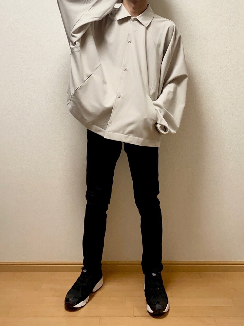 「春コーデ、shiki tokyo、ゆるコーデ、ビッグシルエット、シャツスタイル、グレージュ、ベージュ、黒スキニー、スニーカー、黒」｜「shiki tokyoの3way DOLMAN SLEEVE BALLON SHIRTS / 3wayドルマンスリーブバルーンシャツ（シャツ/ブラウス、ベージュ系）」を使った、Naoさん（メンズ・170cm）の春コーディネートの1枚目の写真