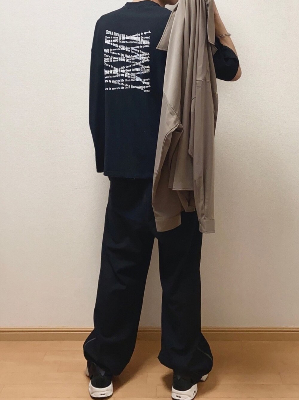 「春夏コーデ、ゆるコーデ、オールブラック、Tシャツ、オープンカラーシャツ、グレージュ、ワイドパンツ、スニーカー、ブレスレット、ビッグシルエット」｜「CASPER JOHNのVarious Dolman Shirts/バリアスドルマンシャツ（シャツ/ブラウス、ベージュ系）」を使った、Naoさん（メンズ・170cm）の春コーディネートの1枚目の写真