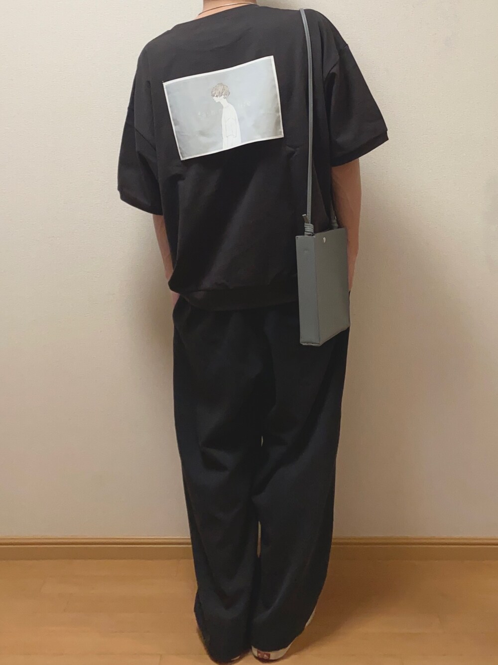 「ゆるコーデ、ワントーンコーデ、黒、バックプリント、Tシャツ、ビッグシルエット、スクエアバッグ、グレー、ワイドパンツ、スニーカー」｜「remerのloose hold back print TEE/ルーズホールドバックプリントTEE（Tシャツ/カットソー、ブラウン系）」を使った、Naoさん（メンズ・170cm）の春コーディネートの1枚目の写真