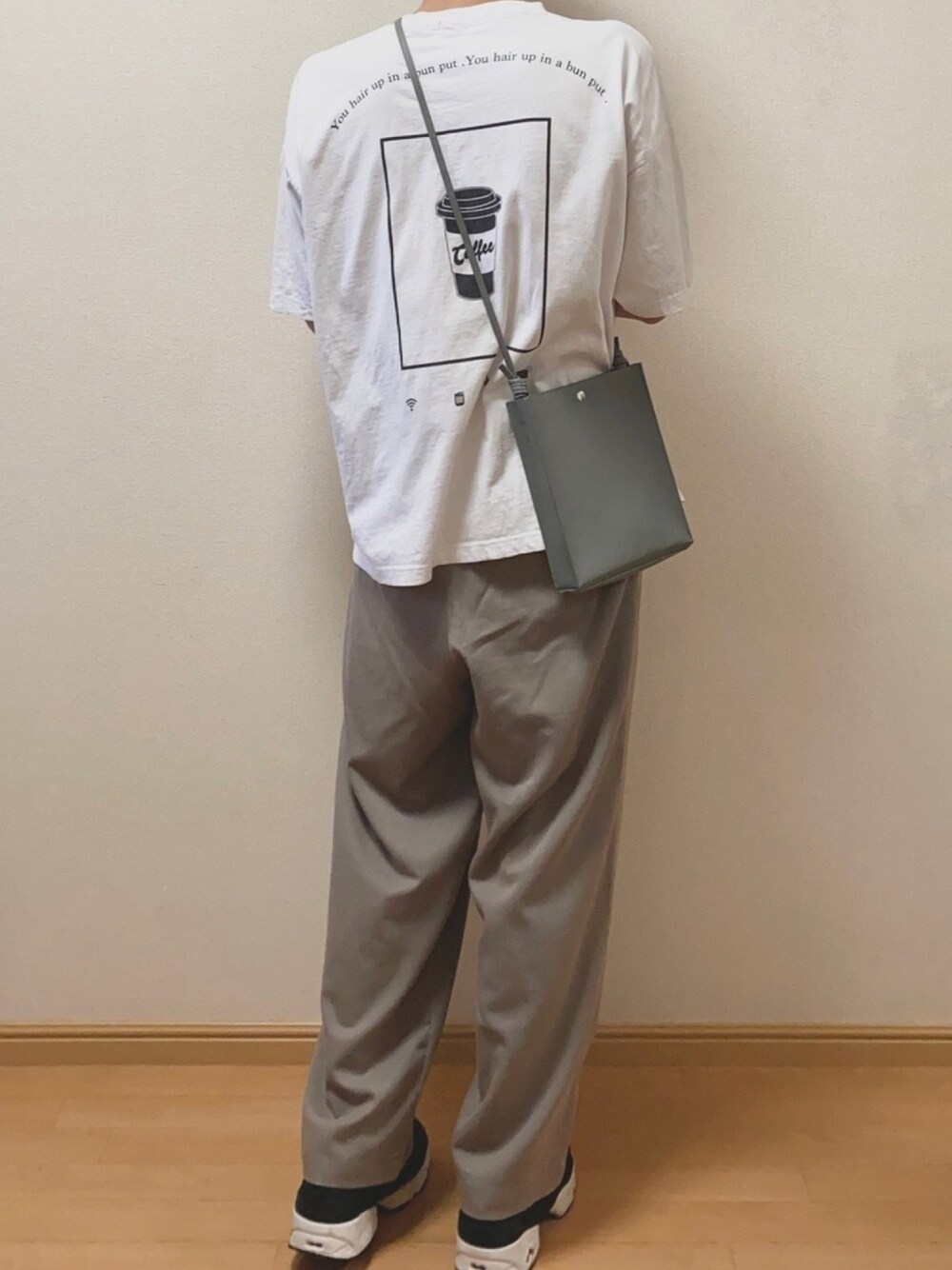 「シンプルコーデ、夏コーデ、バックプリント、ロゴT、Tシャツ、白Tシャツ、ワイドパンツ、グレー、スニーカー、スクエアバッグ」｜「kutirのアソートプリントTシャツ（Tシャツ/カットソー、ホワイト系）」を使った、Naoさん（メンズ・170cm）の春コーディネートの1枚目の写真