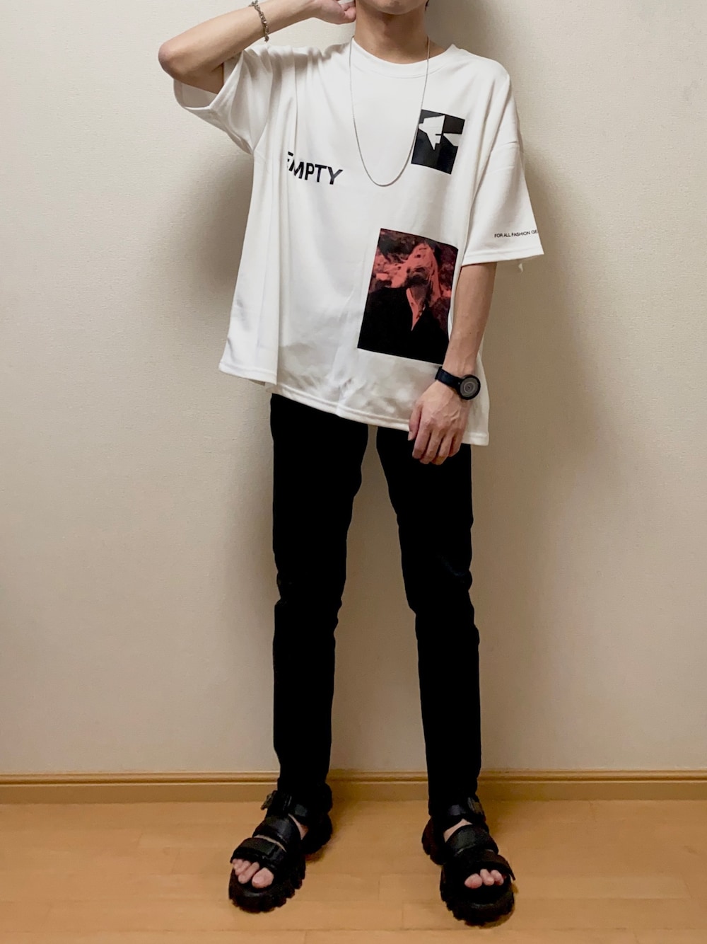 「夏コーデ、これが私をアゲる服、シンプルコーデ、白Tシャツ、ロゴT、黒スキニー、サンダル、黒、モノトーン、韓国ファッション」｜「KUUUPYのLeather Sneaker Sandal - レザースニーカーサンダル（サンダル、ブラック系）」を使った、Naoさん（メンズ・170cm）の春コーディネートの1枚目の写真