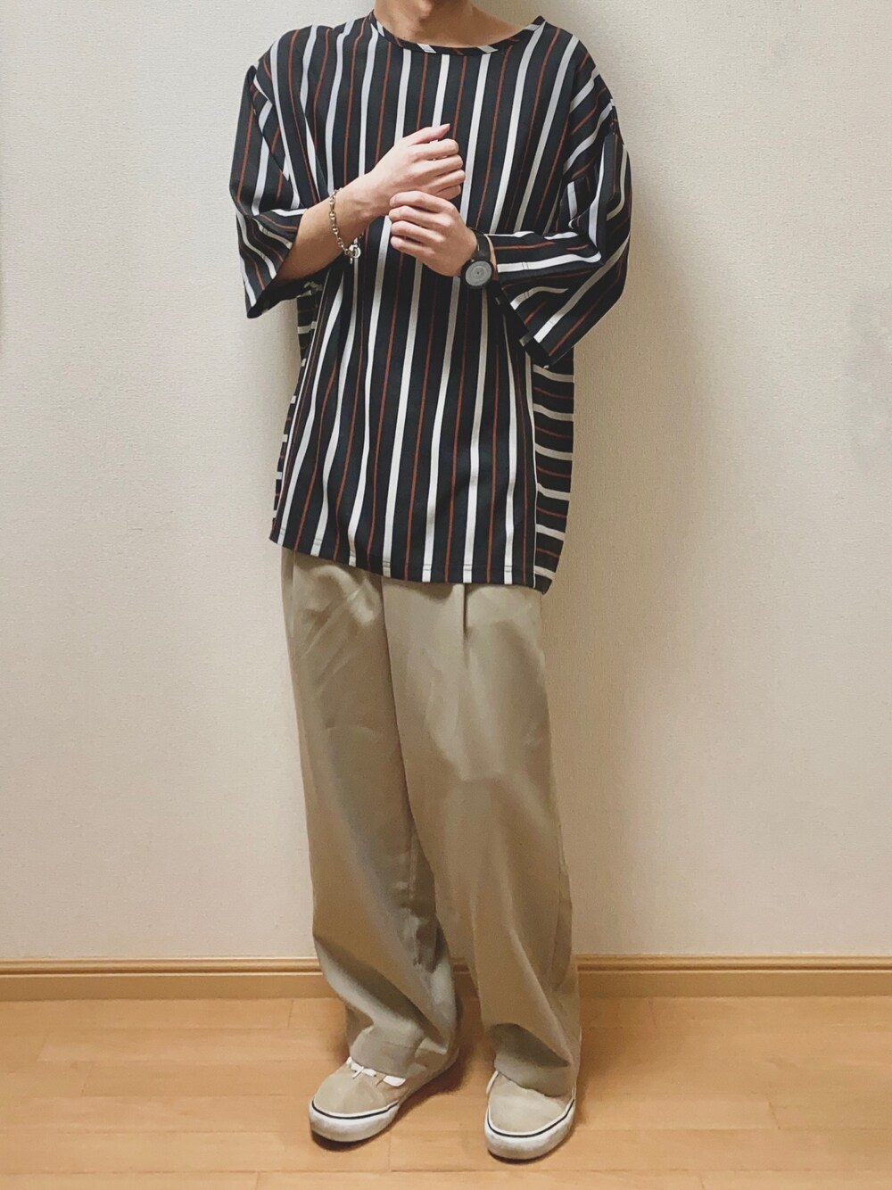 「夏コーデ、シンプル、ラフ、ゆるコーデ、ストライプ、Tシャツ、ワイドパンツ、ベージュ、黒、スニーカー」｜「CASPER JOHNのCASPER JOHN　ストライプビッグT（Tシャツ/カットソー、ブラック系）」を使った、Naoさん（メンズ・169cm）の夏コーディネートの1枚目の写真
