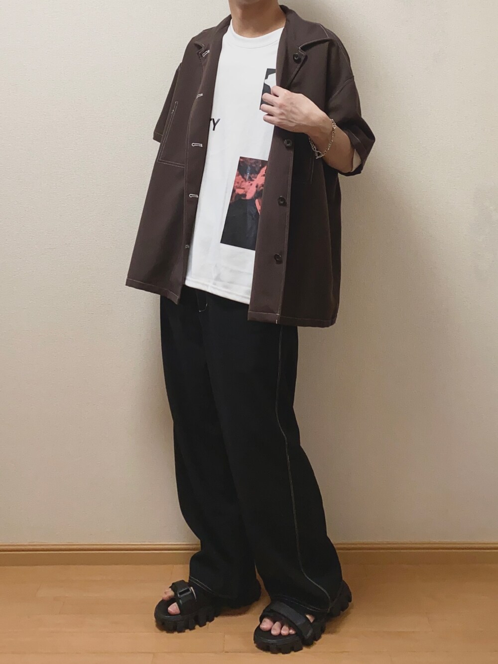 「ゆるコーデ、夏コーデ、シャツスタイル、ロゴT、白Tシャツ、ブラウン、ワイドパンツ、グレー、サンダル、黒」｜「G.O.CのG.O.C / ジーオーシー グラフィックバックプリント ビッグシルエット半袖Tシャツ（Tシャツ/カットソー、その他）」を使った、Naoさん（メンズ・170cm）の夏コーディネートの1枚目の写真