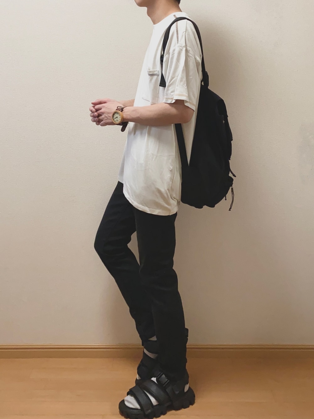 ブラック系のサンダル、ホワイト系のTシャツ/カットソー、ブラック系のデニムパンツを着用したメンズの夏コーディネートの1枚目の写真