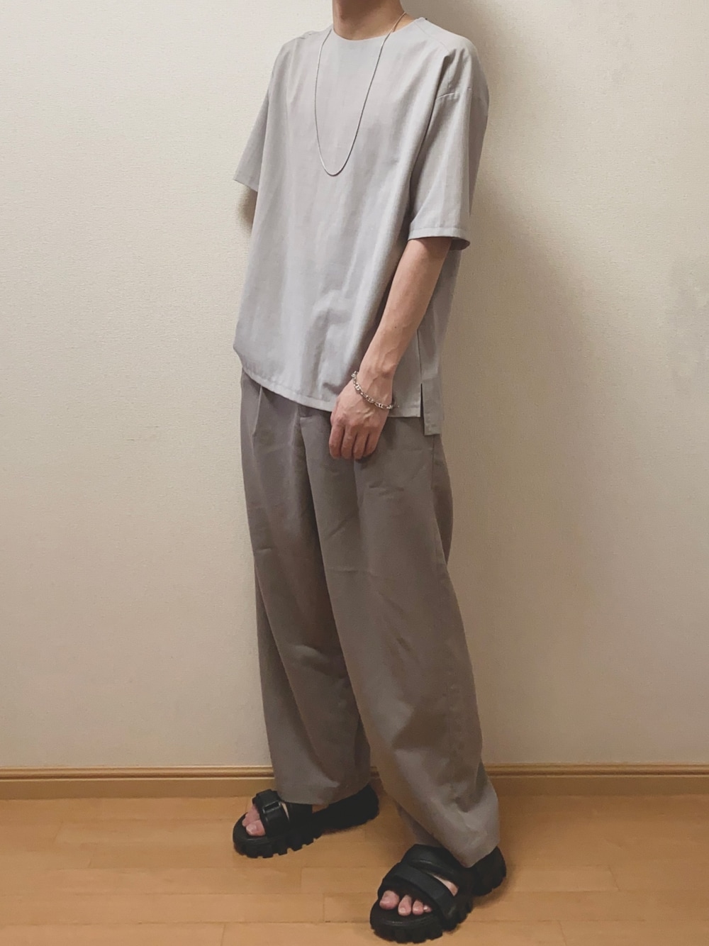 「シンプル、夏コーデ、オールグレー、グレージュ、グレー、Tシャツ、ワイドパンツ、黒、サンダル、春夏コーデ」｜「KUUUPYのLeather Sneaker Sandal - レザースニーカーサンダル（サンダル、ブラック系）」を使った、Naoさん（メンズ・170cm）の夏コーディネートの1枚目の写真