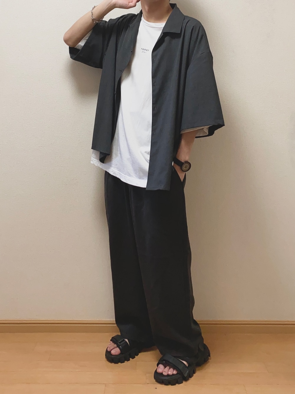 「夏コーデ、ゆるコーデ、モノトーン、黒、ロゴT、白Tシャツ、オープンカラーシャツ、ワイドパンツ、サンダル、COOLなこのコが仲間入り」｜「remerのloose vintage open collar shirt/ルーズヴィンテージオープンカラーシャツ（シャツ/ブラウス、ブラック系）」を使った、Naoさん（メンズ・170cm）の夏コーディネートの1枚目の写真
