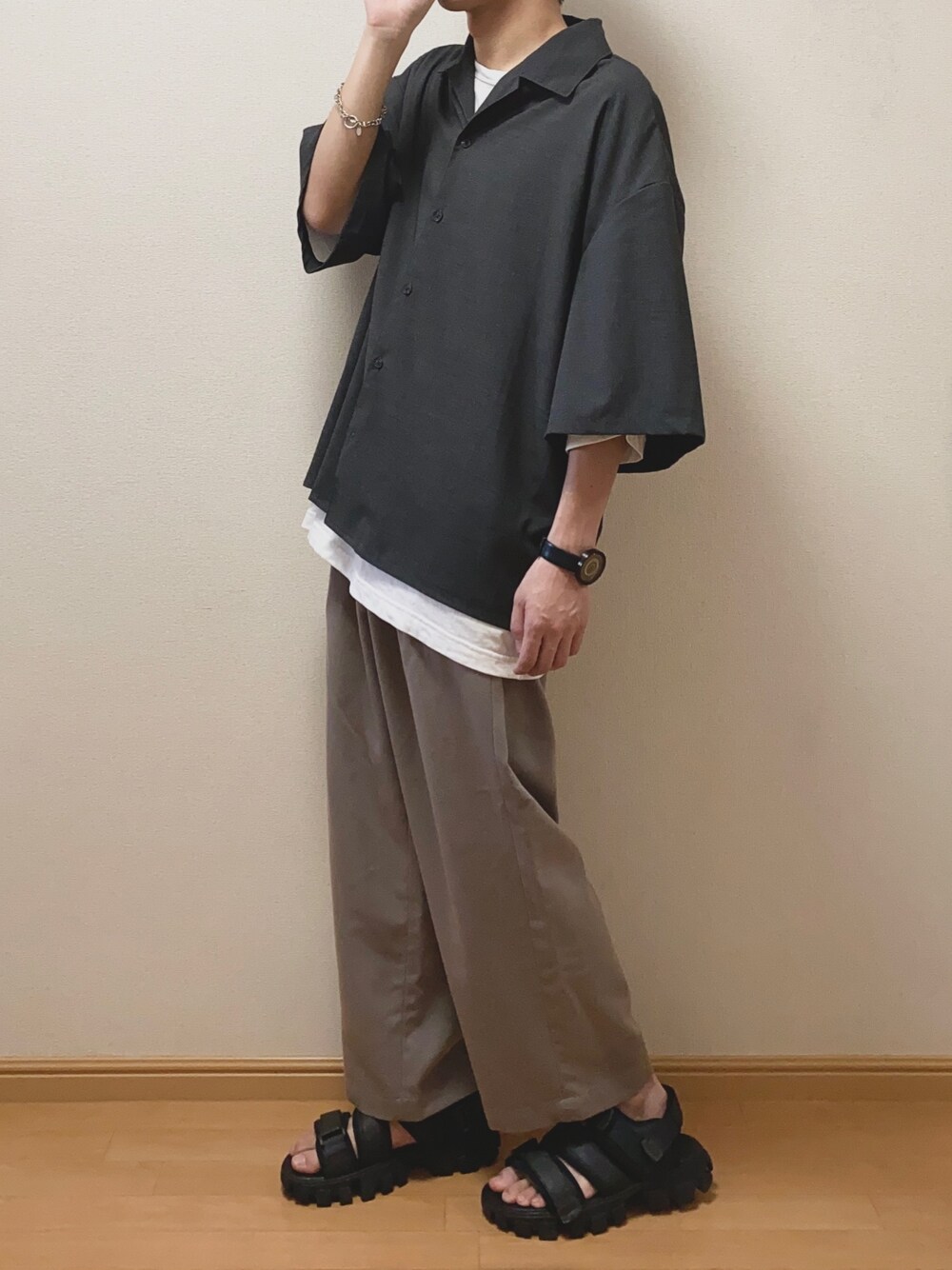 「春夏コーデ、夏コーデ、ゆるコーデ、黒、オープンカラーシャツ、ワイドパンツ、白Tシャツ、グレー、サンダル、シャツスタイル」｜「remerのloose vintage open collar shirt/ルーズヴィンテージオープンカラーシャツ（シャツ/ブラウス、ブラック系）」を使った、Naoさん（メンズ・170cm）の夏コーディネートの1枚目の写真
