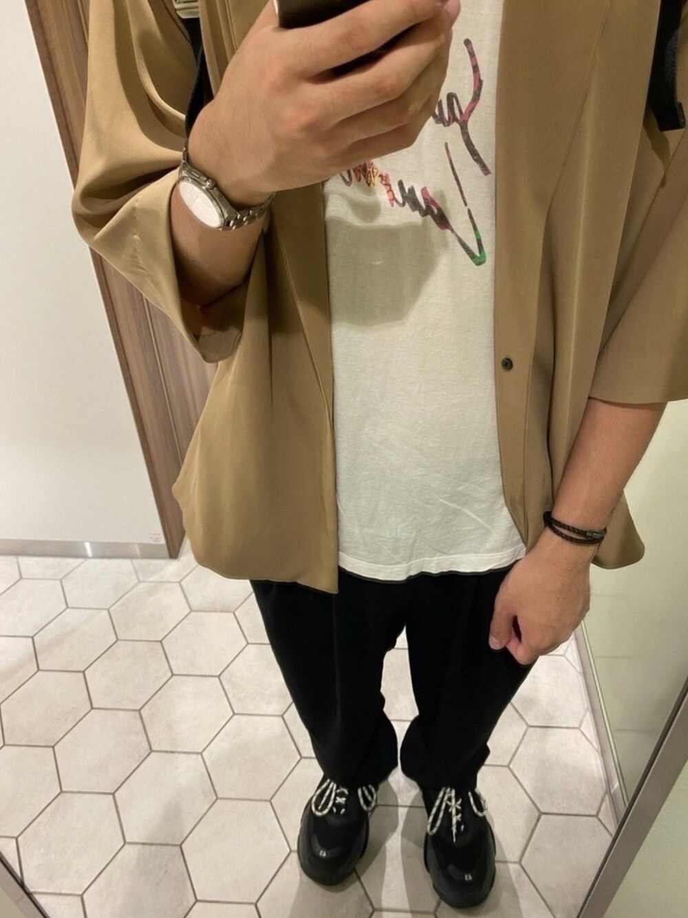 「シンプルコーデ、おしゃれさんと繋がりたい、オーバーサイズ、大人コーデ、大学生コーデ、大学生、メンズ、Lui's、Saint Laurent、トリプルS」｜「BALENCIAGAのBalenciaga Triple S Clear Sole Mesh, Nubuck And Leather Sneakers（スニーカー、ブラック系）」を使った、Tsukasaさん（メンズ・180cm）の秋コーディネートの1枚目の写真