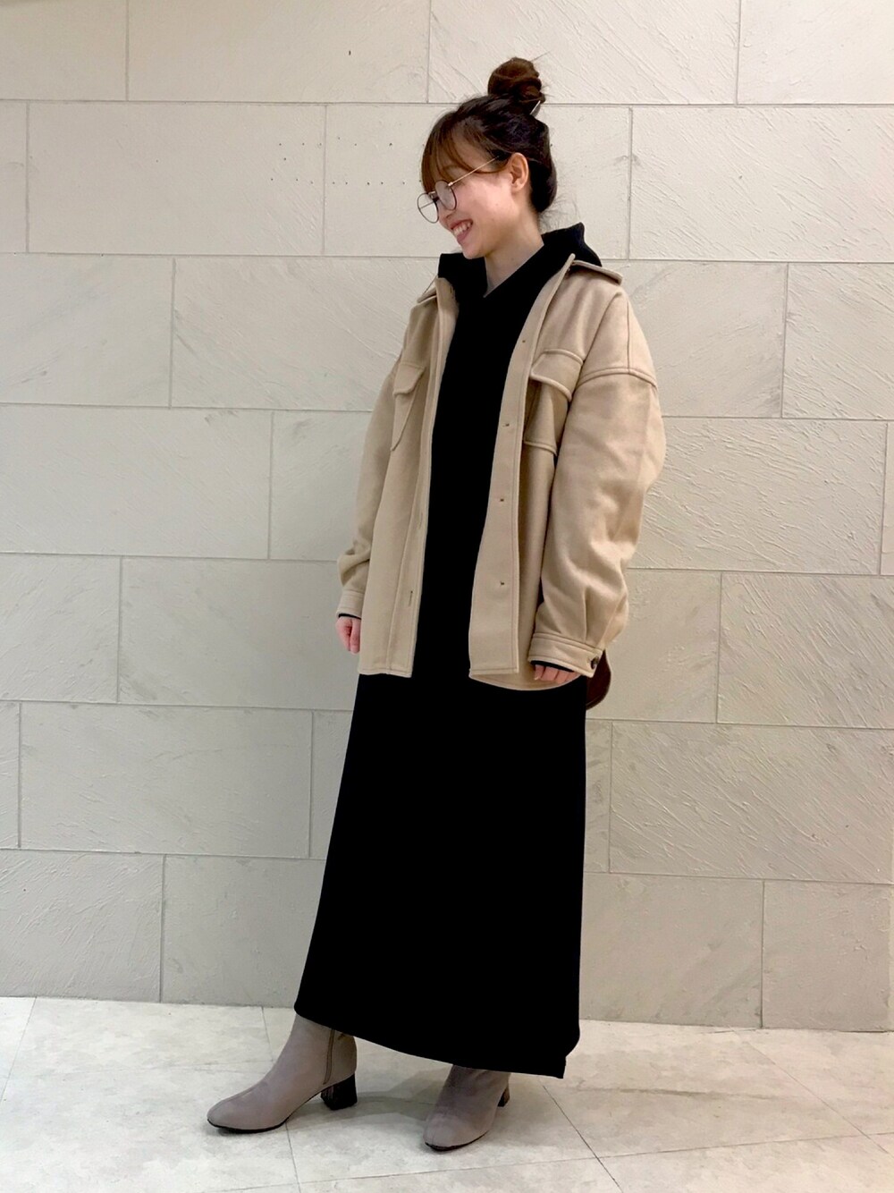 「シューラルー、ドレスキップ、ロングワンピース、大人カジュアル、冬コーデ、メガネ女子、CPOジャケット」｜「DRESKIPの【M-L】ニットメルトンＣＰＯジャケット（ブルゾン、ベージュ系）」を使った、はるなさん（レディース・159cm）の秋コーディネートの1枚目の写真