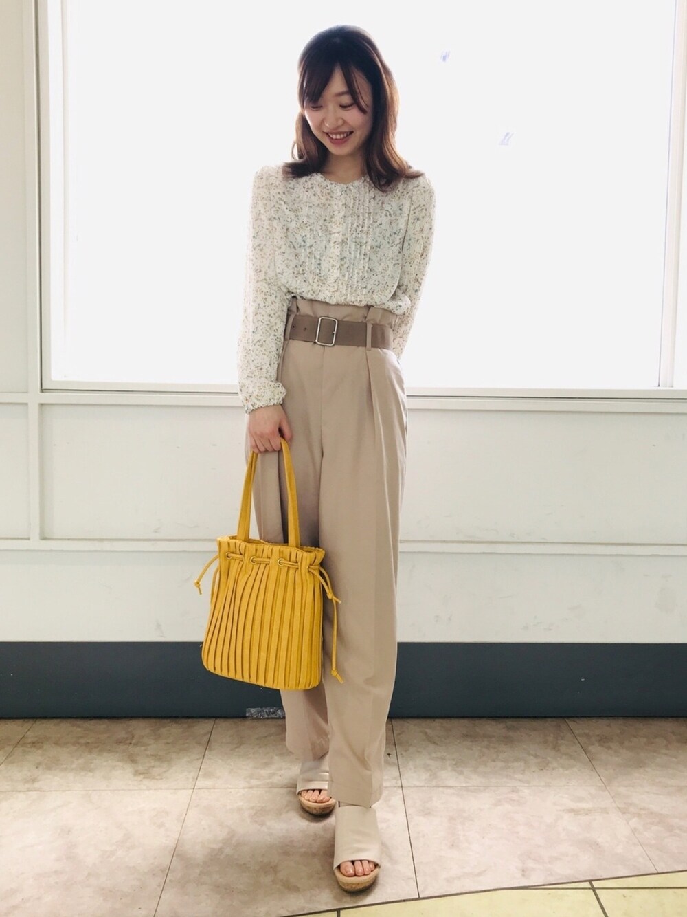 ホワイト系のシャツ/ブラウス、ベージュ系のその他パンツ、イエロー系のトートバッグを着用したレディースの春コーディネートの1枚目の写真