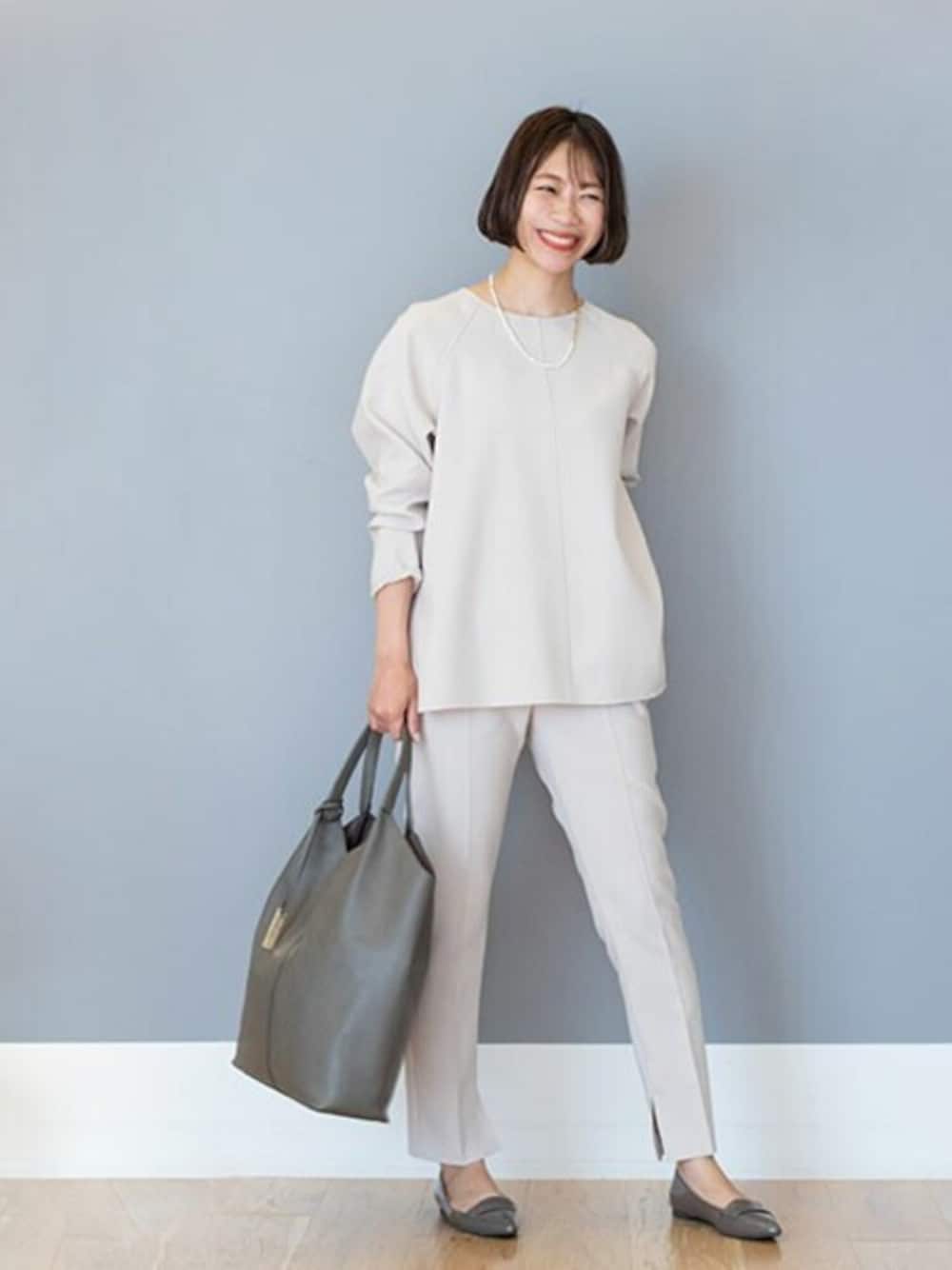 ベージュ系のシャツ/ブラウス、ベージュ系のその他パンツ、グリーン系のトートバッグを着用したレディースの秋コーディネートの1枚目の写真