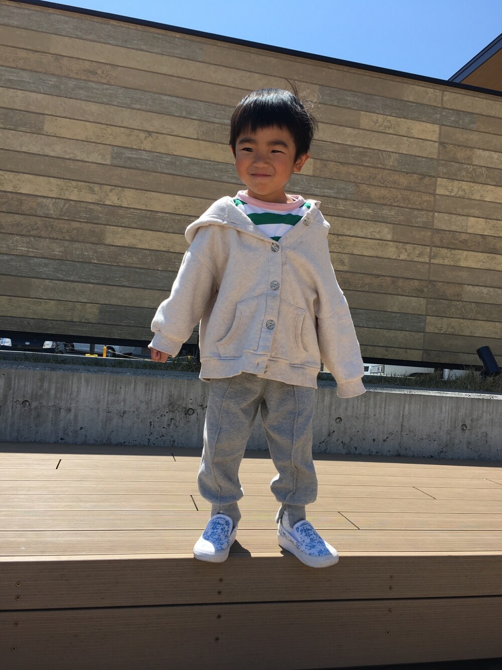 「スウェットパンツ、ラフ」｜「韓国子供服のアイテム（マウンテンパーカー、ベージュ系）」を使った、sakubookさん（キッズ・100cm）の春コーディネートの1枚目の写真