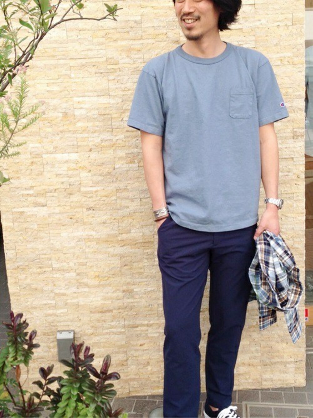 「カットソー、スニーカー、converse、シップス、SHIPS、ボタンダウンシャツ、Champion、マドラスチェック、jack purcell、ポケット Tシャツ」｜「CONVERSEのCONVERSE: 【JACK PURCELL】■（スニーカー、ブルー系）」を使った、飯沼さん（メンズ・178cm）の春コーディネートの1枚目の写真