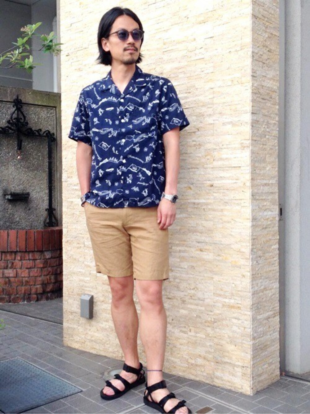 「ブラウス、パンツ、ショートパンツ、トップス、シューズ、シップス、SHIPS、サンダル、リネン、teva」｜「SHIPSのSA:USA LINEN NYC SHORT-2（その他パンツ、イエロー系）」を使った、飯沼さん（メンズ・178cm）の春コーディネートの1枚目の写真
