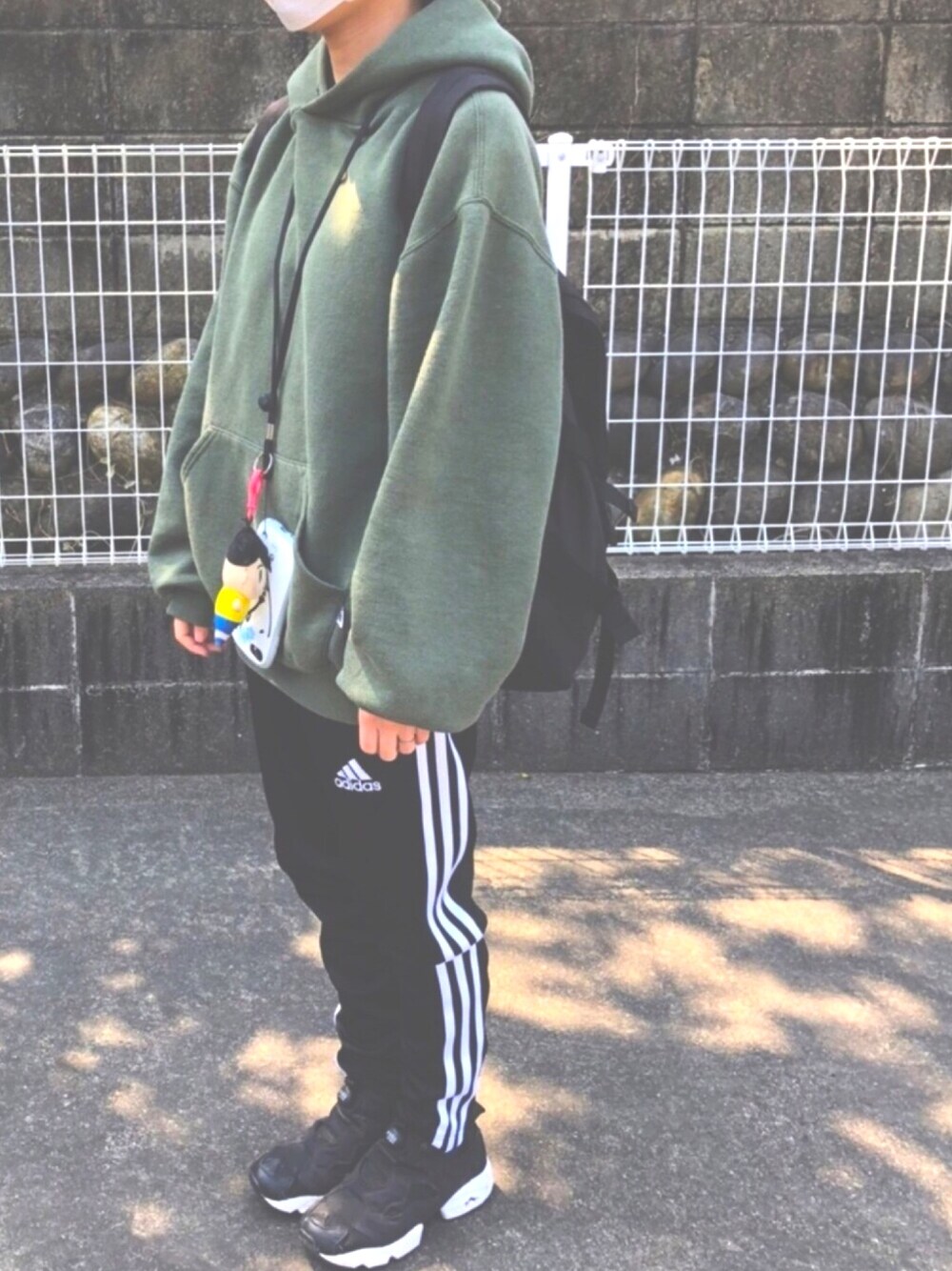 「アシベくん」｜「adidasのaddidas/アディダス GUN52 FM5353 ロングパンツ（その他パンツ、ブラック系）」を使った、みんさん（レディース・151cm）の春コーディネートの1枚目の写真
