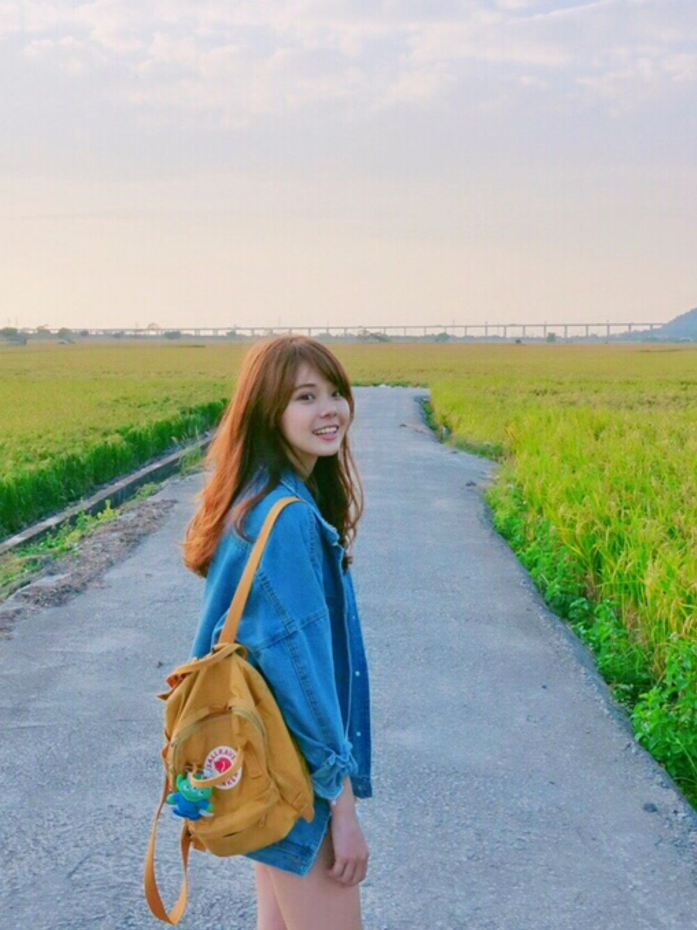 「Fjallraven Kankenのアイテム（バックパック/リュック、イエロー系）」を使った、孟孟さん（レディース・157cm）の春コーディネートの1枚目の写真
