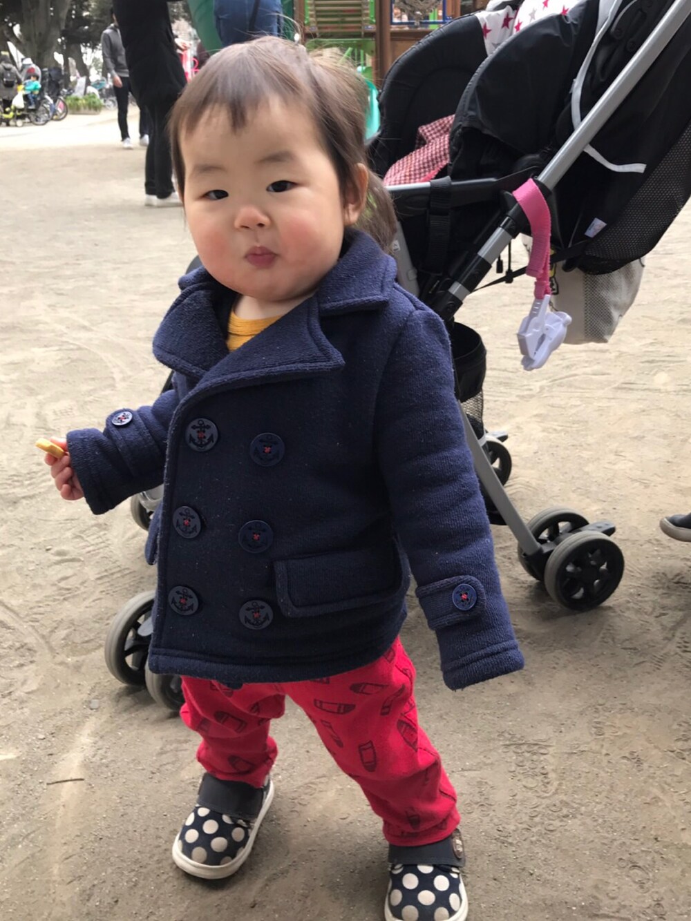 「1歳、1歳4ヶ月、西松屋、ピーコート、サクラクレヨン、あかねくんは赤ねー、公園、公園スタイル」｜「西松屋のアイテム（ピーコート、ブルー系）」を使った、あかねくん&たっくんさん（キッズ・80cm）の冬コーディネートの1枚目の写真