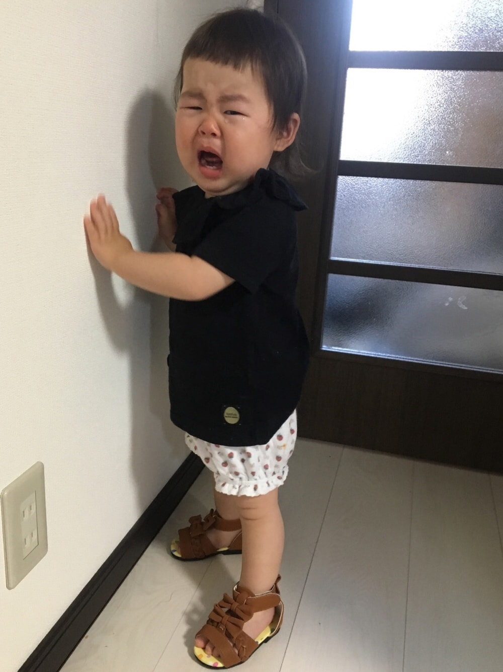 「1歳、1歳7ヶ月、futafuta、futafuta BLACK CLOSET、いちごパンツ、ブルマ、ザビエル、泣き顔、サンダル、リボンサンダル」｜「futafuta BLACK CLOSETのアイテム（Tシャツ/カットソー、ブラック系）」を使った、あかねくん&たっくんさん（キッズ・80cm）の春コーディネートの1枚目の写真