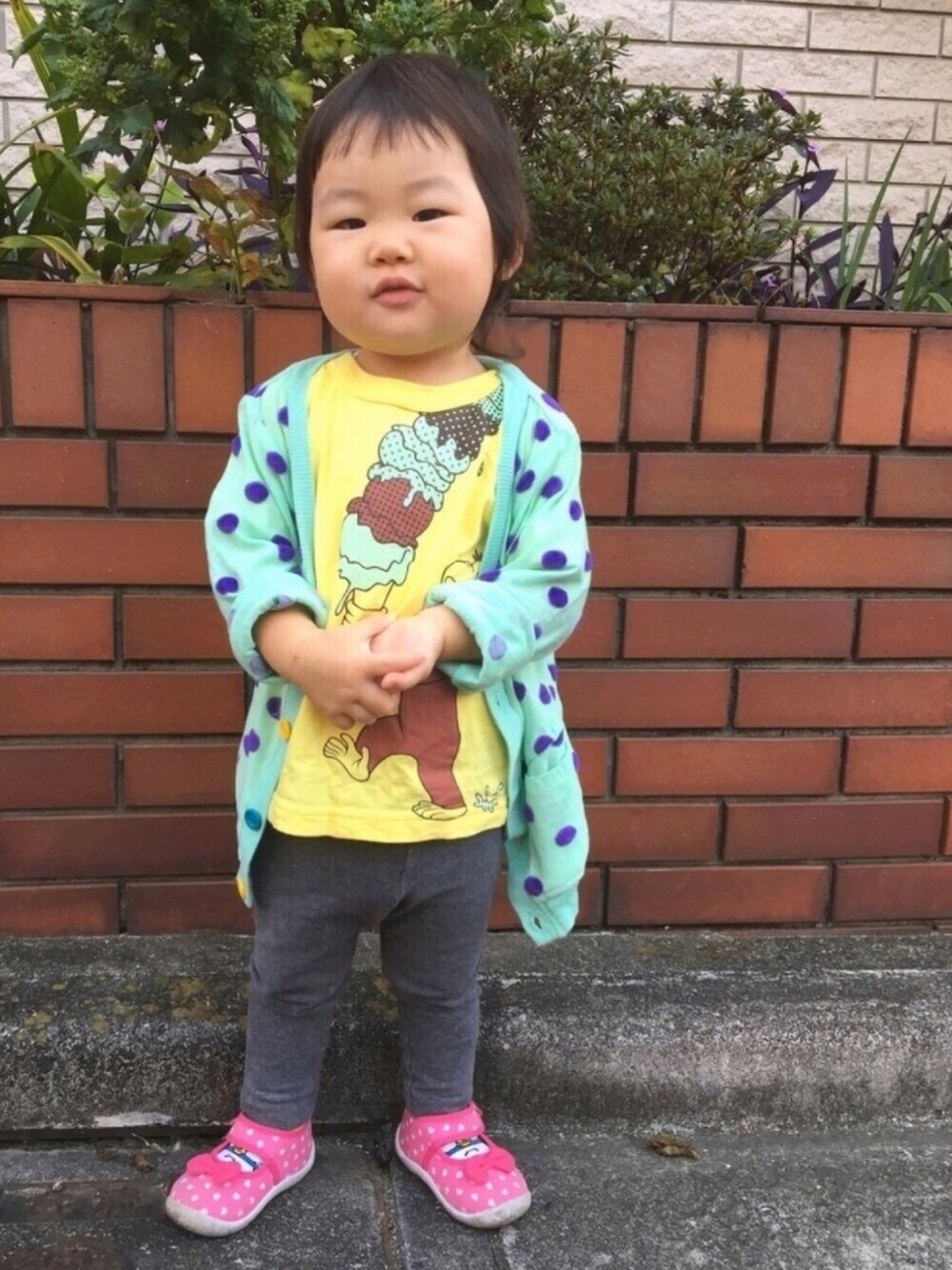 「2歳、おさるのジョージ、OJICO、ミントグリーン、ドット隊、保育園コーデ、A-MACH」｜「OJICOのアイテム（Tシャツ/カットソー、イエロー系）」を使った、あかねくん&たっくんさん（キッズ・80cm）の秋コーディネートの1枚目の写真