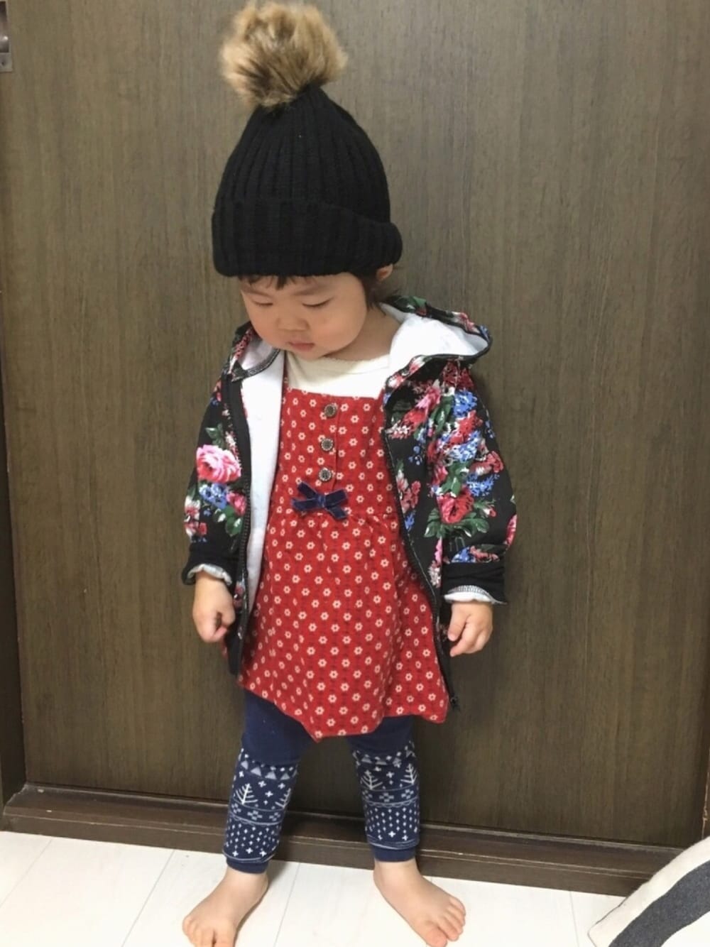 「2歳、ダイソー帽子、ニット帽、ポンポン付きニット帽、チームぽんぽん、花柄パーカー、花柄ワンピース、花柄、子供服Bee、あかねくんは赤ねー」｜「DAISOのアイテム（ニットキャップ/ビーニー、ブラック系）」を使った、あかねくん&たっくんさん（キッズ・80cm）の秋コーディネートの1枚目の写真