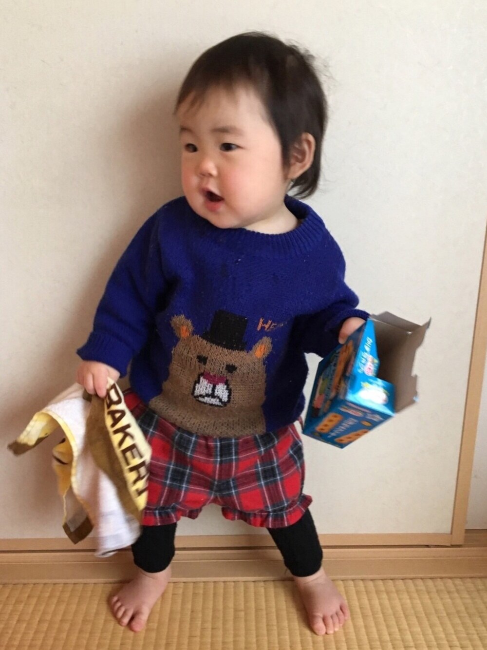 「1歳、1歳4ヶ月、futafuta、Bizzu、かぼちゃパンツ、赤チェック、くまさん」｜「futafutaのアイテム（ニット/セーター、ブルー系）」を使った、あかねくん&たっくんさん（キッズ・80cm）の冬コーディネートの1枚目の写真