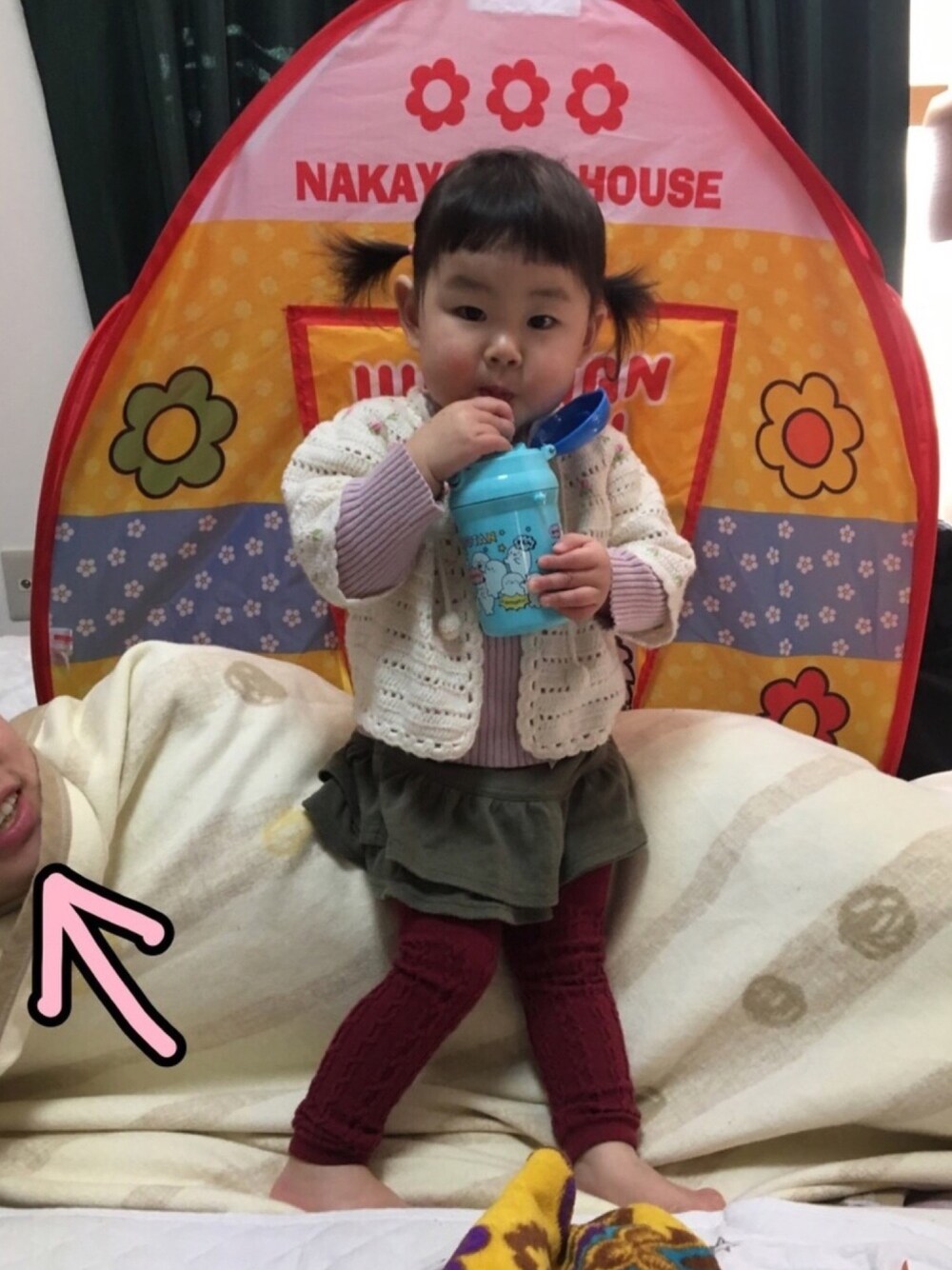「2歳、handmade、ひいおばあちゃん、手編み、タートルネック、タートルネックニット、ニットレギンス」｜「ひいおばあちゃんmadeのアイテム（カーディガン/ボレロ、ホワイト系）」を使った、あかねくん&たっくんさん（キッズ・80cm）の冬コーディネートの1枚目の写真