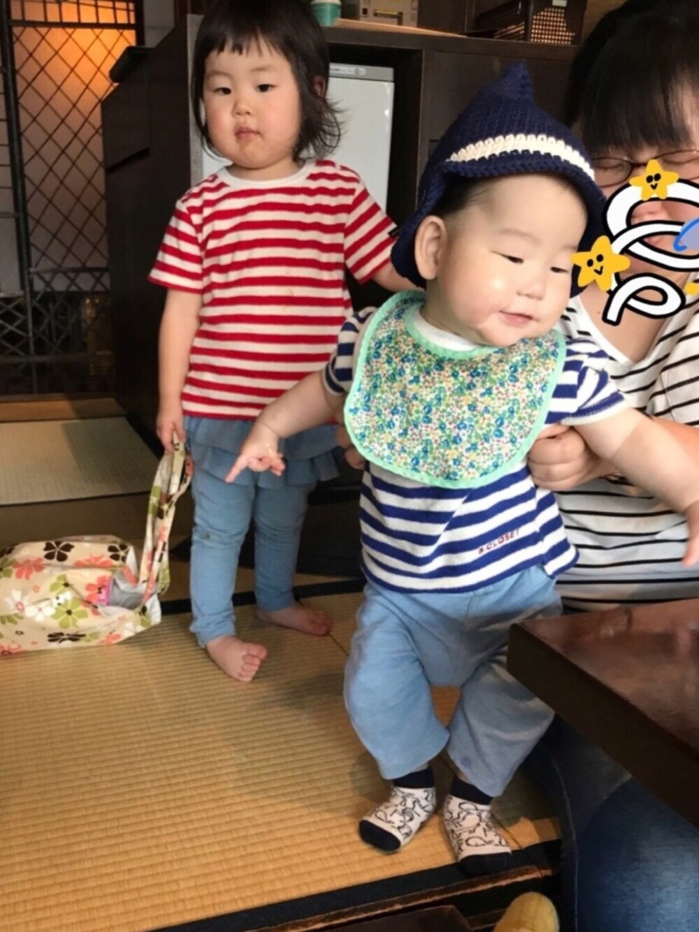 「2歳、9ヶ月、トンガリ帽子、出産祝い、ボーダー、オフ会、ムギちゃん、YUAちゃん、あか&たく、あかねくんは赤ねー」｜「futafuta BLACK CLOSETのアイテム（Tシャツ/カットソー、レッド系）」を使った、あかねくん&たっくんさん（キッズ・80cm）の春コーディネートの1枚目の写真