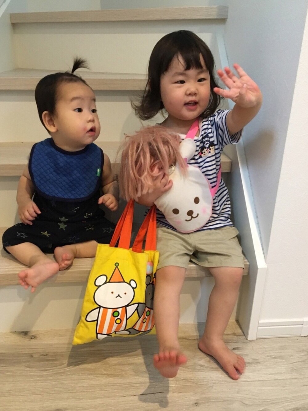 「2歳、11ヶ月、ノースリーブ、ちょんまげ、落ち武者ヘアー、ペコちゃん、フランシュリッペ、姉弟、あか&たく」｜「H&Mのアイテム（ロンパース、ブルー系）」を使った、あかねくん&たっくんさん（キッズ・90cm）の夏コーディネートの1枚目の写真