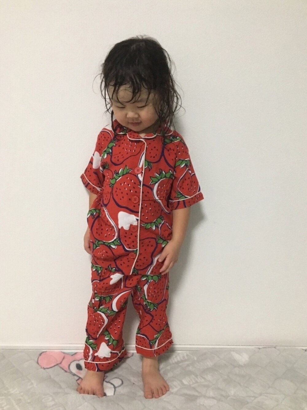 「3歳、パジャマ、部屋着、寝間着、いちご、イチゴ柄、ストロベリー、総柄、Awesome Store、あかねくんは赤ねー」｜「AWESOME STOREのアイテム（ルームウェア/パジャマ、レッド系）」を使った、あかねくん&たっくんさん（キッズ・90cm）の夏コーディネートの1枚目の写真