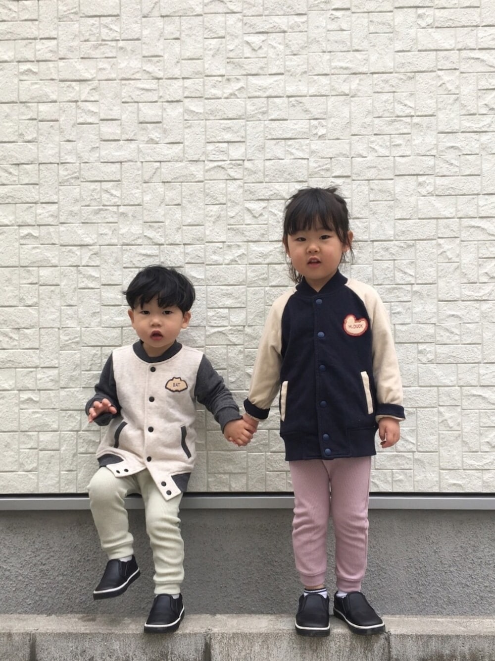 「4歳、2歳、姉弟、姉弟コーデ、おそろいコーデ、スタジャン、たべっ子どうぶつ、無印良品、あか&たく」｜「無印良品のアイテム（スタジャン、ベージュ系）」を使った、あかねくん&たっくんさん（キッズ・100cm）の春コーディネートの1枚目の写真