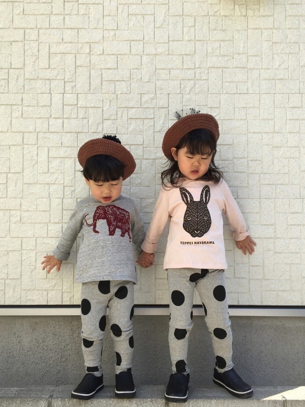 「4歳、2歳、姉弟、おそろいコーデ、あおmade、マンモス、うさぎ、早川鉄兵、ドットレギンス、あか&たく」｜「あおmadeのアイテム（ハンチング/ベレー帽、ブラウン系）」を使った、あかねくん&たっくんさん（キッズ・100cm）の春コーディネートの1枚目の写真