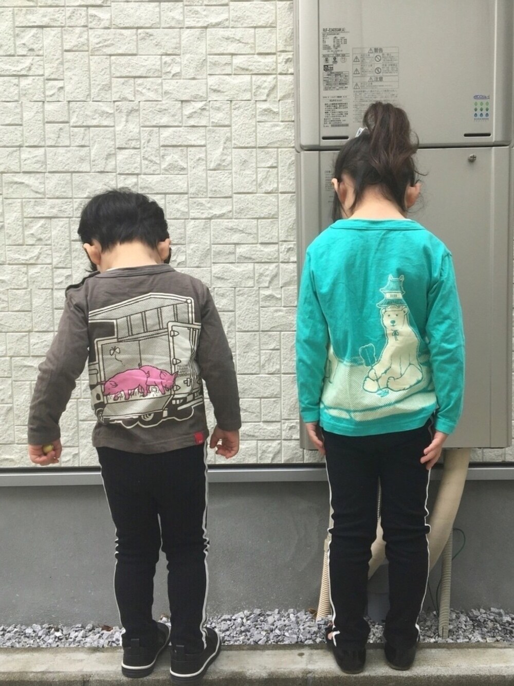 「4歳、2歳、姉弟、バックプリント、OJICO、白クマ、ブタ、トラック、あか&たく」｜「OJICOのアイテム（Tシャツ/カットソー、ブラウン系）」を使った、あかねくん&たっくんさん（キッズ・100cm）の春コーディネートの1枚目の写真
