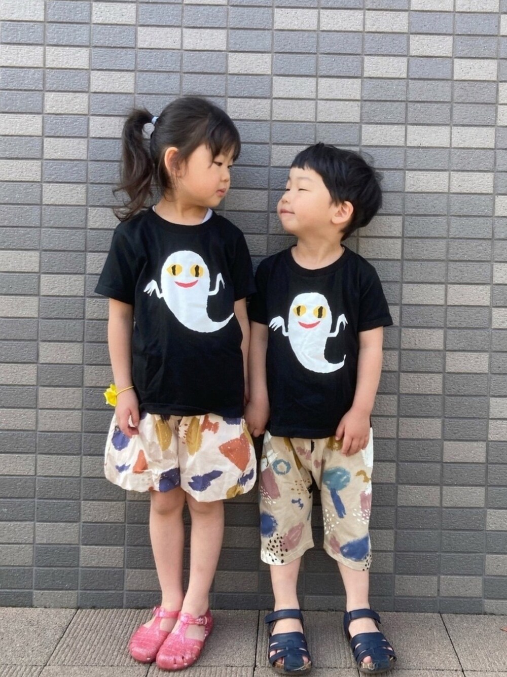 ブラック系のTシャツ/カットソー、ブラック系のTシャツ/カットソー、ベージュ系のその他パンツを着用したキッズの春コーディネートの1枚目の写真