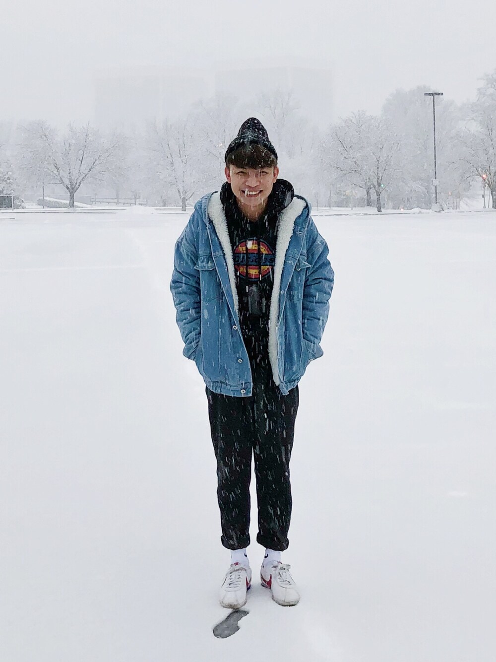 「boy、thisisnewyorkcity、newyork、NYC、snow、snowing、travel」｜「Dickiesのアイテム（パーカー、ブラック系）」を使った、Shiang Chungさん（メンズ・165cm）の春コーディネートの1枚目の写真