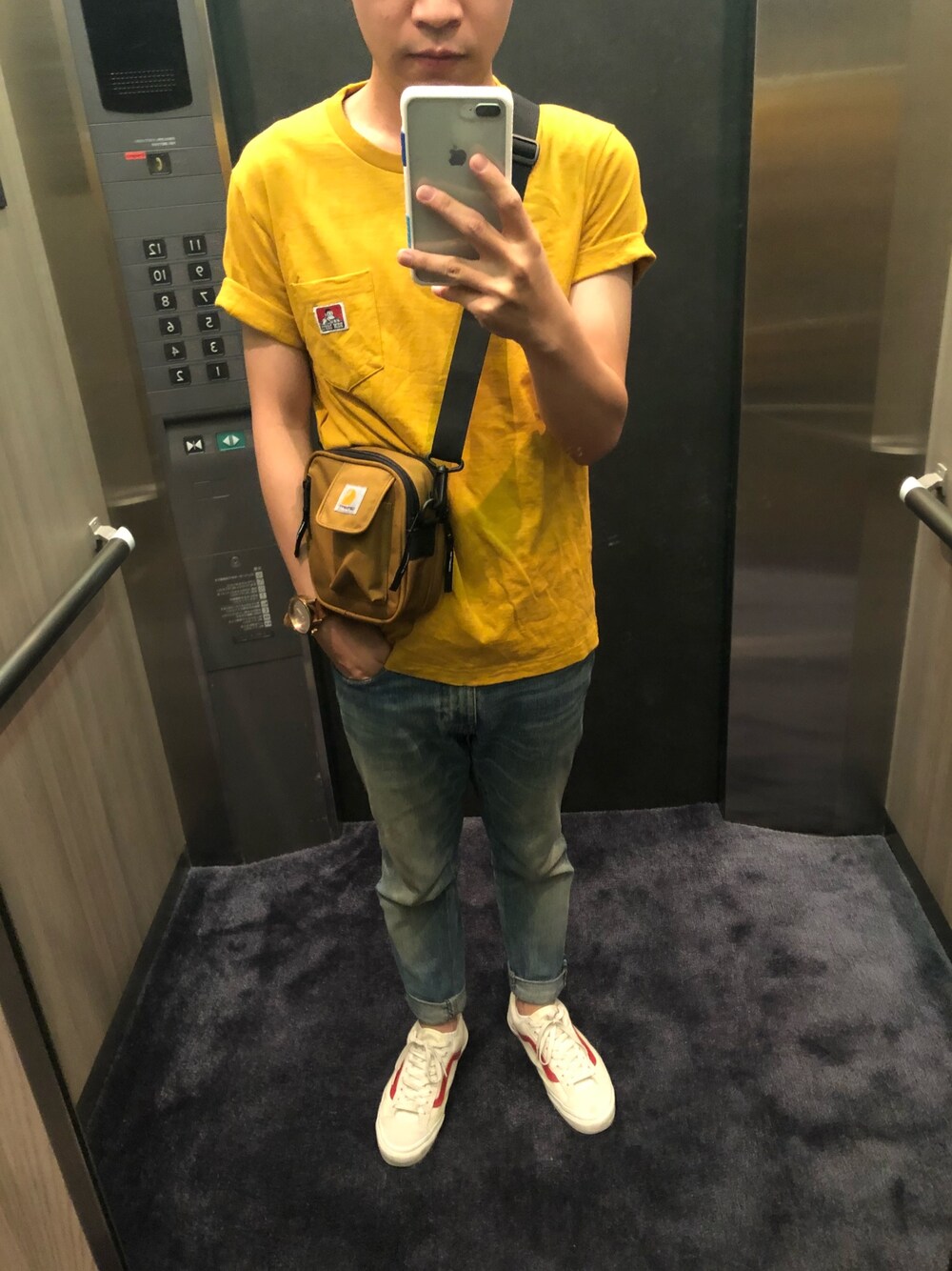 「TOKYO、boy、travel、BEN DAVIS、Levi's、carhartt、iPhone」｜「BEN DAVISのアイテム（Tシャツ/カットソー、イエロー系）」を使った、Shiang Chungさん（メンズ・165cm）の秋コーディネートの1枚目の写真