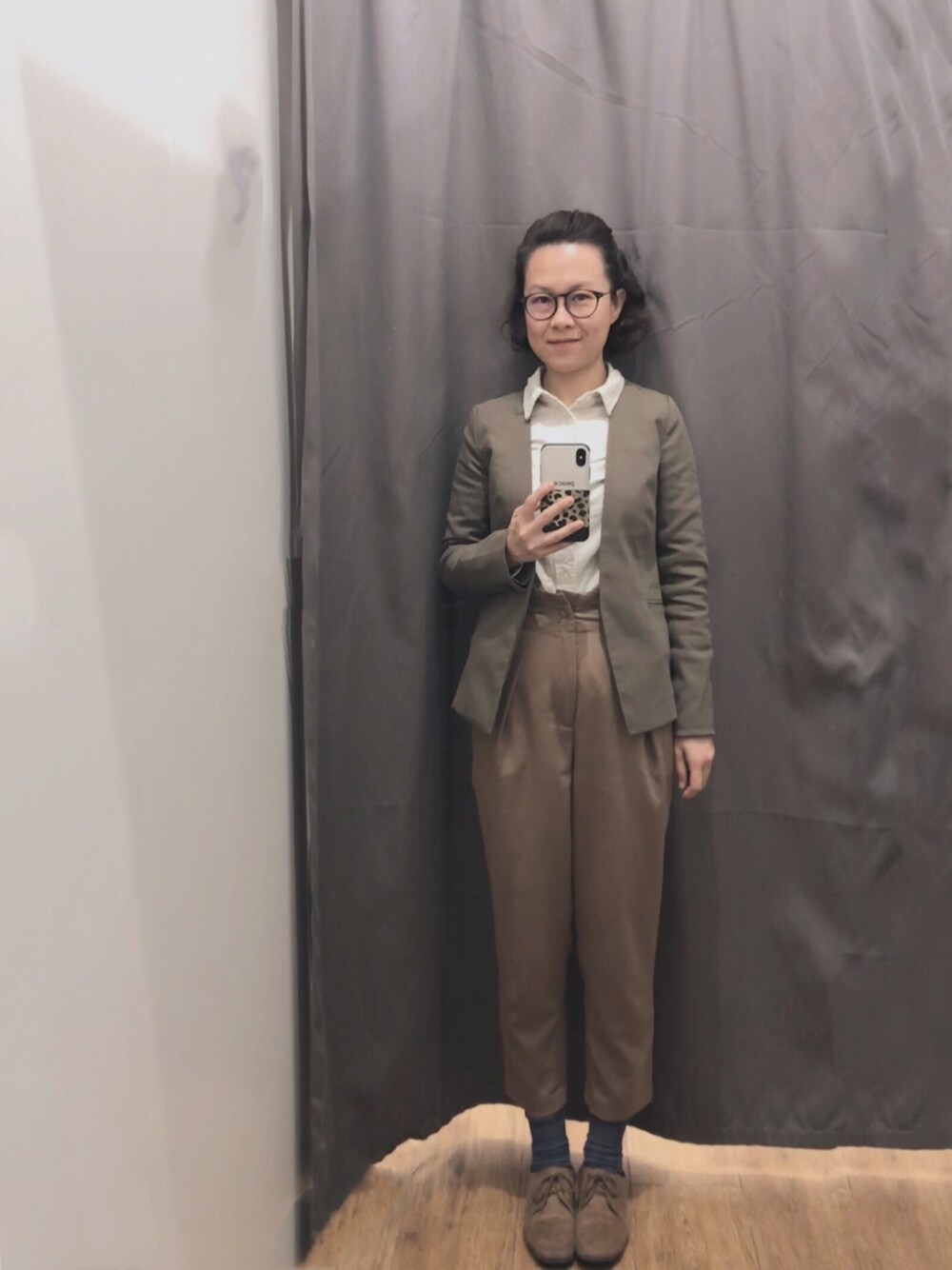 グリーン系のスーツジャケットを着用したレディースの春コーディネートの1枚目の写真