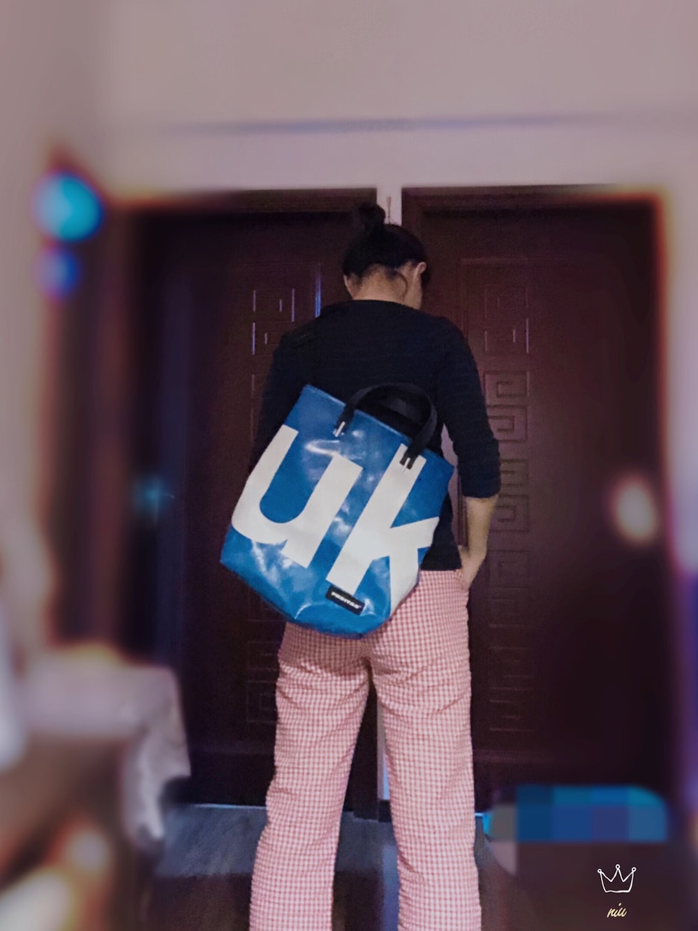 ブルー系のショルダーバッグを着用したレディースの秋コーディネートの1枚目の写真