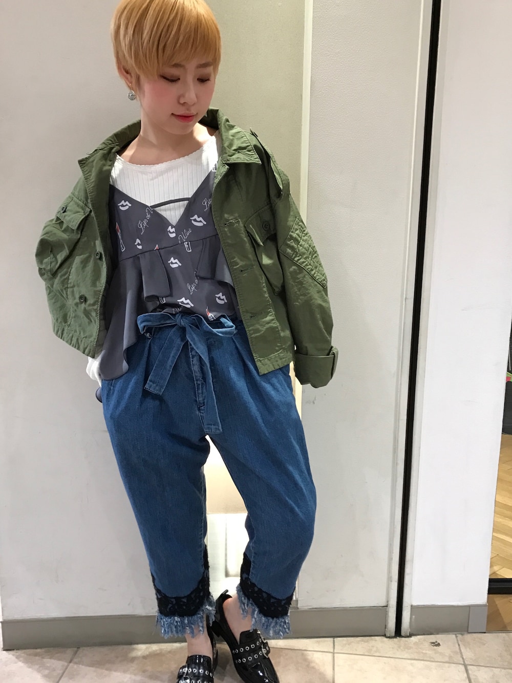 「きれいめカジュアル、ゆるコーデ、denim、springstlye、RNA、Soup.、zipper、春コーデ、カジュアル、刺繍」｜「RNAのJ1809 ドロップショルダーミリタリーシャツジャケット（ミリタリージャケット、グリーン系）」を使った、ネネさん（レディース・152cm）の春コーディネートの1枚目の写真
