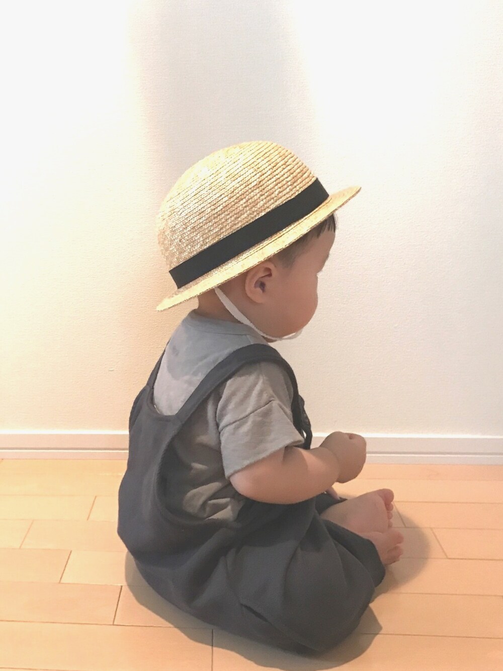 「キッズコーデ、男の子コーデ、シンプル、カジュアル、モノトーン、サロペット、むぎわら帽子、韓国子供服、monmimi、過去code」｜「CLASKA Gallery & Shop "DO"のアイテム（帽子、ベージュ系）」を使った、chibiさん（キッズ・80cm）の冬コーディネートの1枚目の写真
