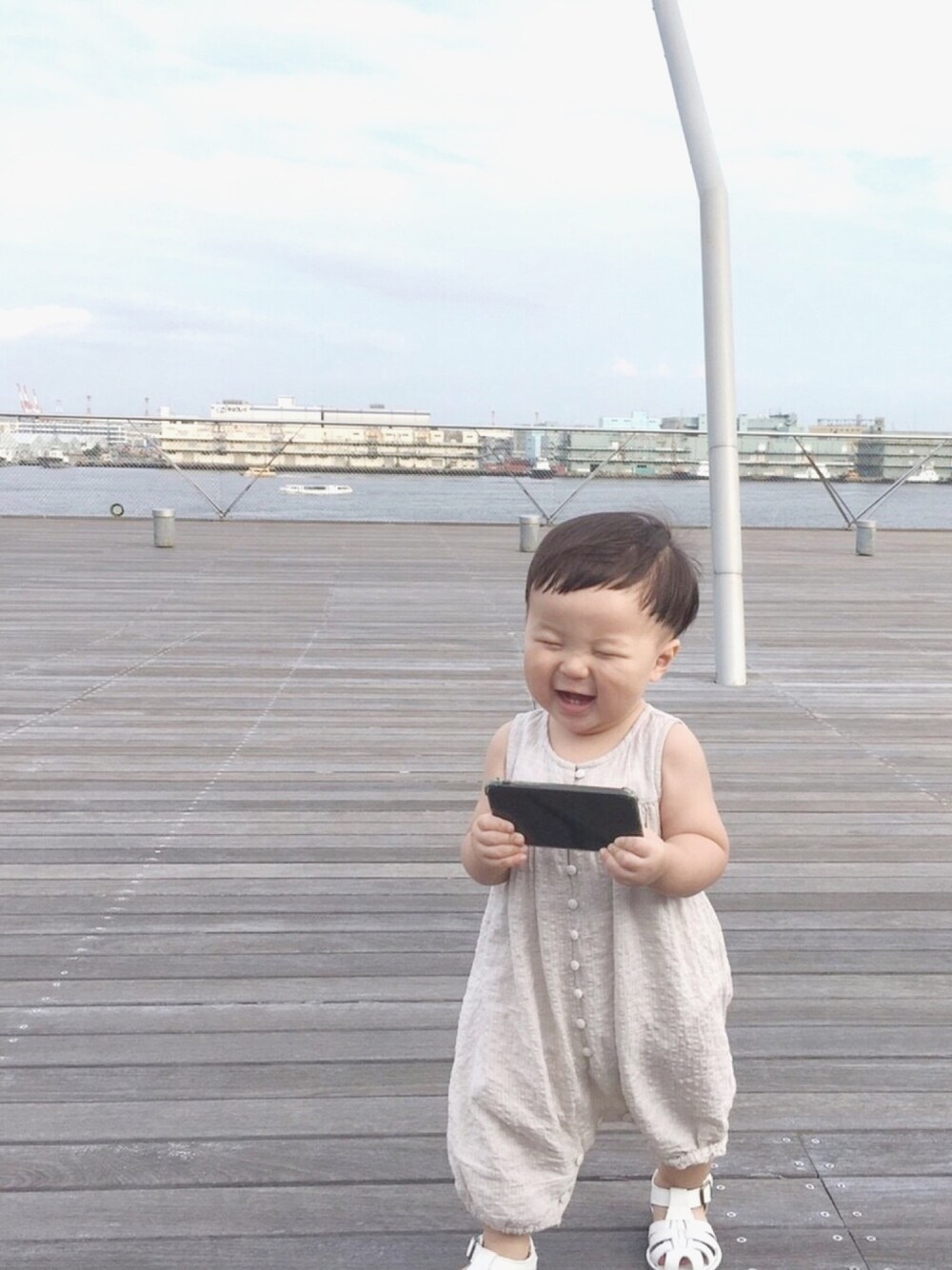 「キッズコーデ、男の子コーデ、シンプルコーデ、ワントーンコーデ、カジュアル、おとこのこ、サロペット、韓国子供服、monmimi、過去code」｜「monmimiのアイテム（つなぎ/オールインワン、ベージュ系）」を使った、chibiさん（キッズ・80cm）の冬コーディネートの1枚目の写真