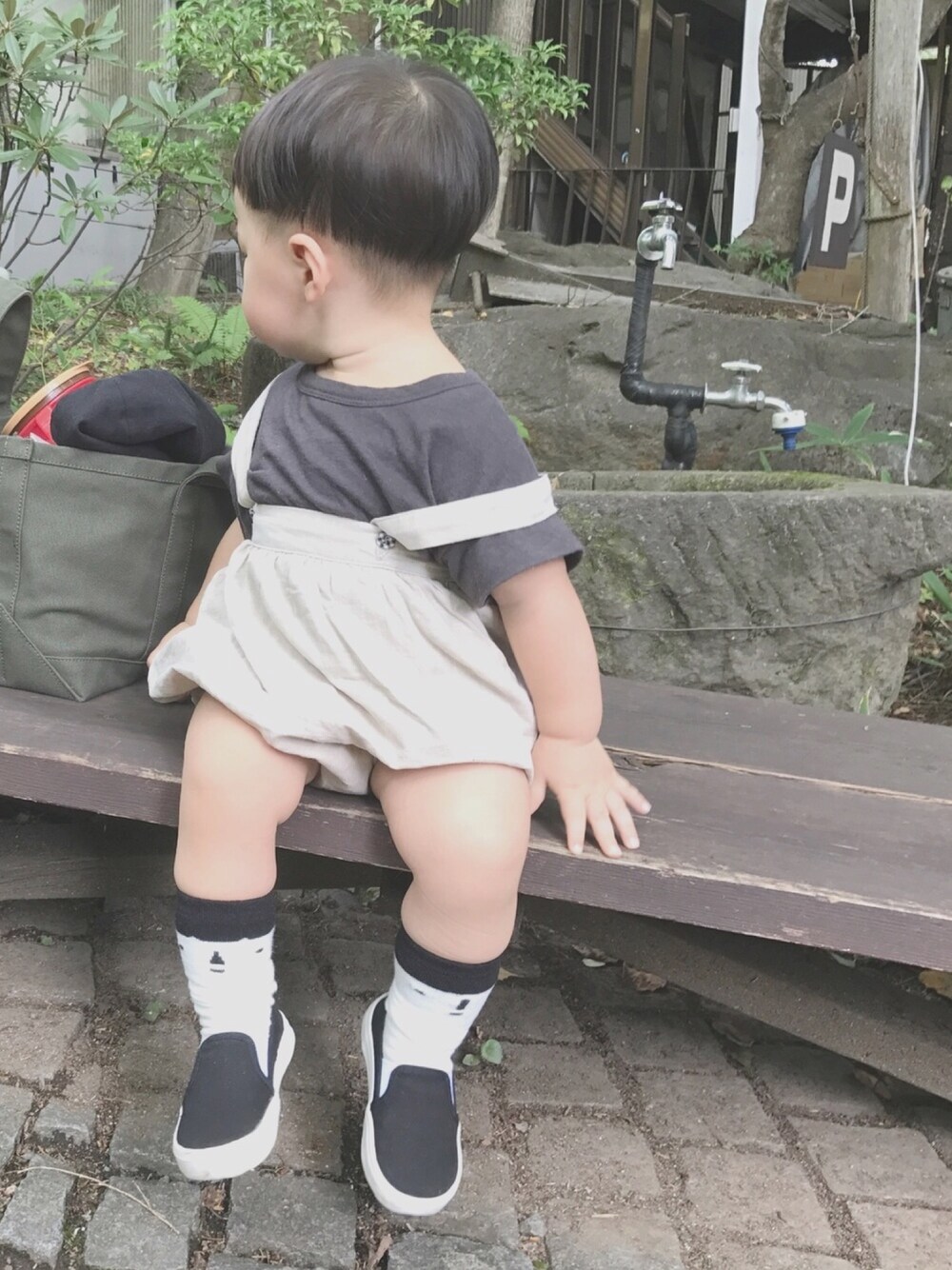 「キッズコーデ、男の子コーデ、シンプルコーデ、カジュアル、サロペット、ブルマ、プチプラ、韓国子供服、monmimi、過去code」｜「monmimiのアイテム（Tシャツ/カットソー、グレー系）」を使った、chibiさん（キッズ・80cm）の冬コーディネートの1枚目の写真
