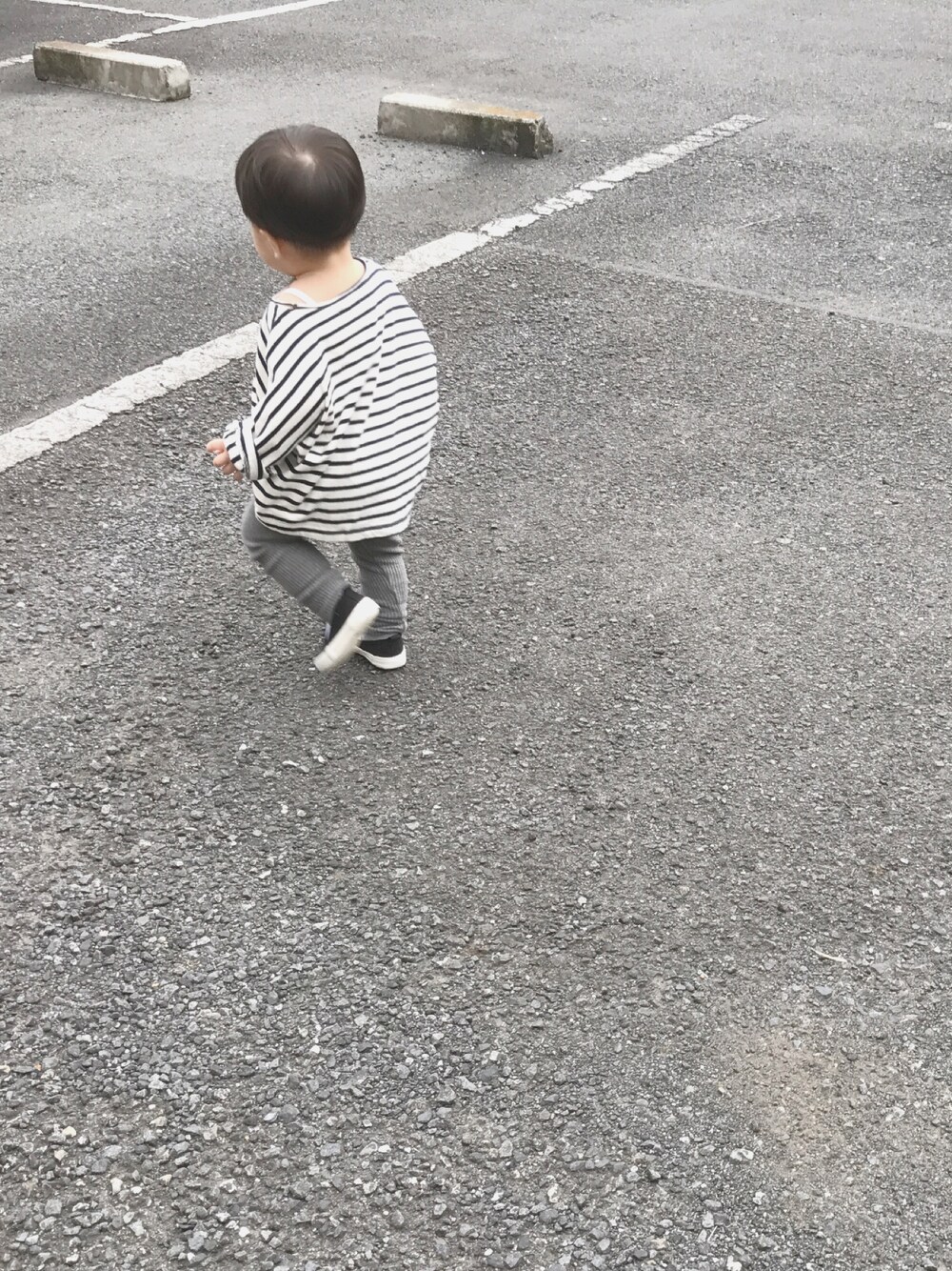 「キッズコーデ、男の子コーデ、シンプルコーデ、カジュアル、ボーダー、ビッグシルエット、モノトーン、韓国子供服、monmimi、過去code」｜「monmimiのアイテム（Tシャツ/カットソー、その他）」を使った、chibiさん（キッズ・80cm）の冬コーディネートの1枚目の写真
