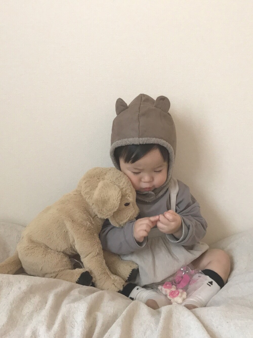 「キッズコーデ、男の子コーデ、ワントーンコーデ、kids、サロペット、プチプラ、韓国子供服、monmimi、くまさん、戌年」｜「こども ビームスの1+in the family / ALF BONNET 耳付き キャップ (3～18ヶ月)（ニットキャップ/ビーニー、ブラウン系）」を使った、chibiさん（キッズ・80cm）の冬コーディネートの1枚目の写真
