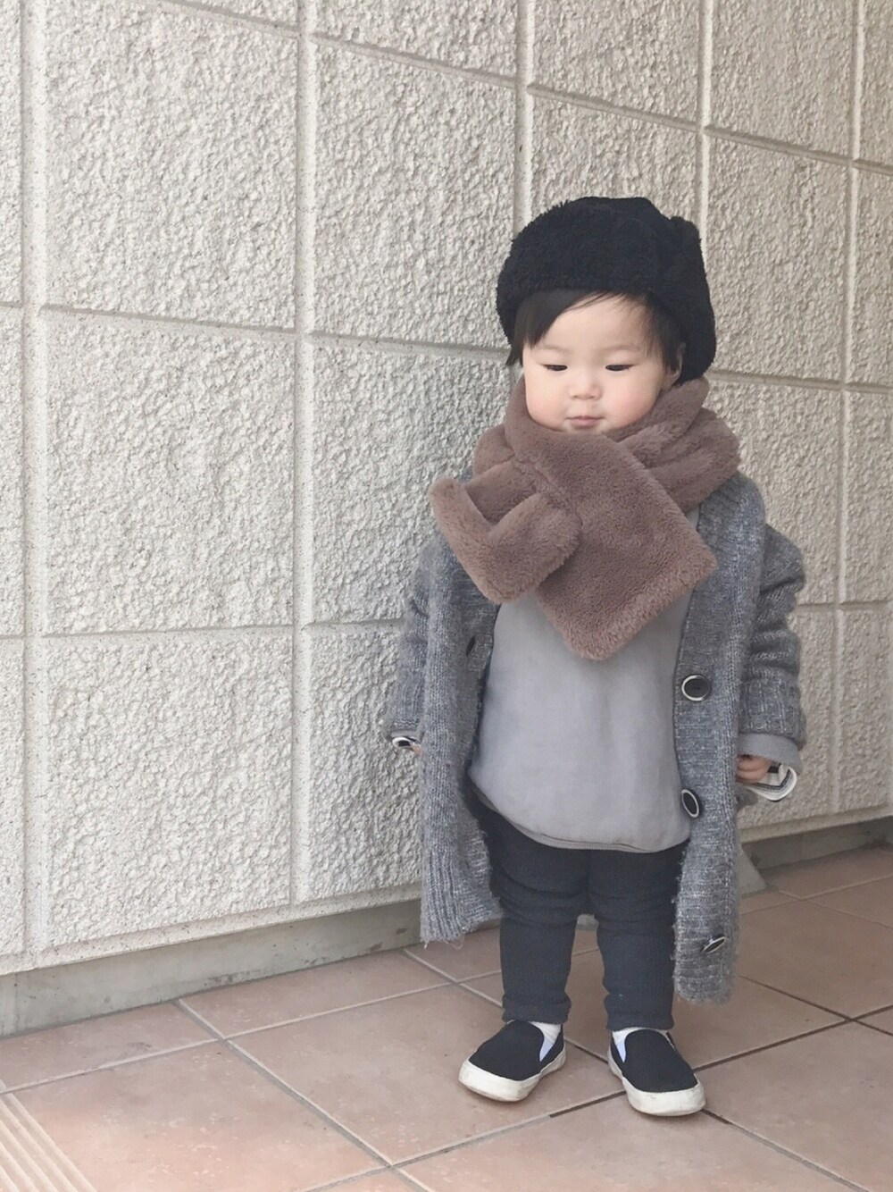 「キッズコーデ、キッズファッション、男の子コーデ、ロングカーディガン、スウェット、モノトーン、プチプラ、ファー小物、韓国子供服、monmimi」｜「西松屋のアイテム（帽子、ブラック系）」を使った、chibiさん（キッズ・80cm）の冬コーディネートの1枚目の写真