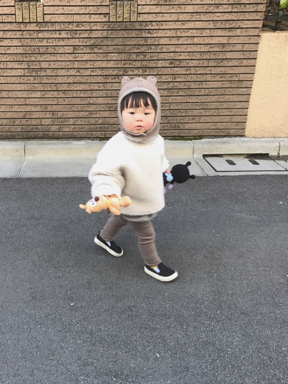 「キッズコーデ、キッズファッション、ワントーンコーデ、シンプル、男の子、おとこのこ、ボア、スニーカー、monmimi、韓国子供服」｜「こども ビームスの1+in the family / ALF BONNET 耳付き キャップ (3～18ヶ月)（ニットキャップ/ビーニー、ブラウン系）」を使った、chibiさん（キッズ・80cm）の冬コーディネートの1枚目の写真