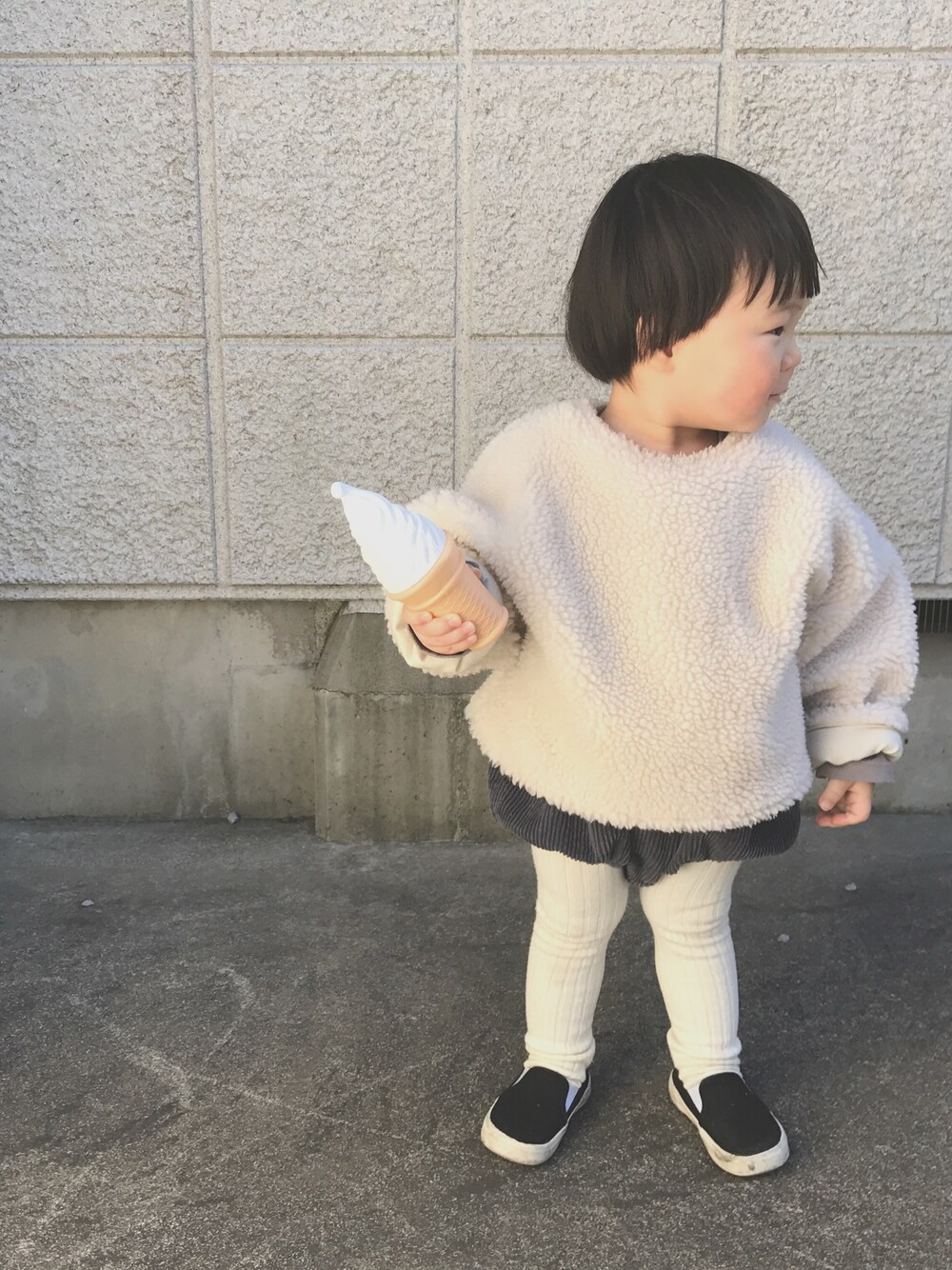 「キッズコーデ、シンプルコーデ、男の子コーデ、冬コーデ、おとこのこ、カジュアル、モノトーン、プチプラ、monmimi、韓国子供服」｜「monmimiのアイテム（ジャケット/アウター、ホワイト系）」を使った、chibiさん（キッズ・80cm）の冬コーディネートの1枚目の写真