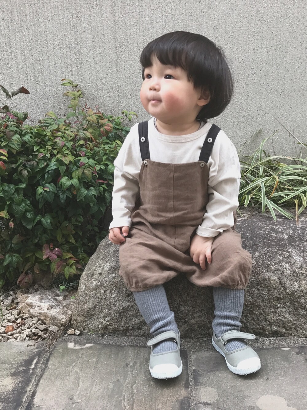 「キッズファッション、キッズコーデ、春コーデ、シンプルコーデ、男の子コーデ、男の子、サロペット、cienta、monmimi、韓国子供服」｜「meninadaikanyamaのアイテム（サロペット/オーバーオール、ブラウン系）」を使った、chibiさん（キッズ・80cm）の春コーディネートの1枚目の写真
